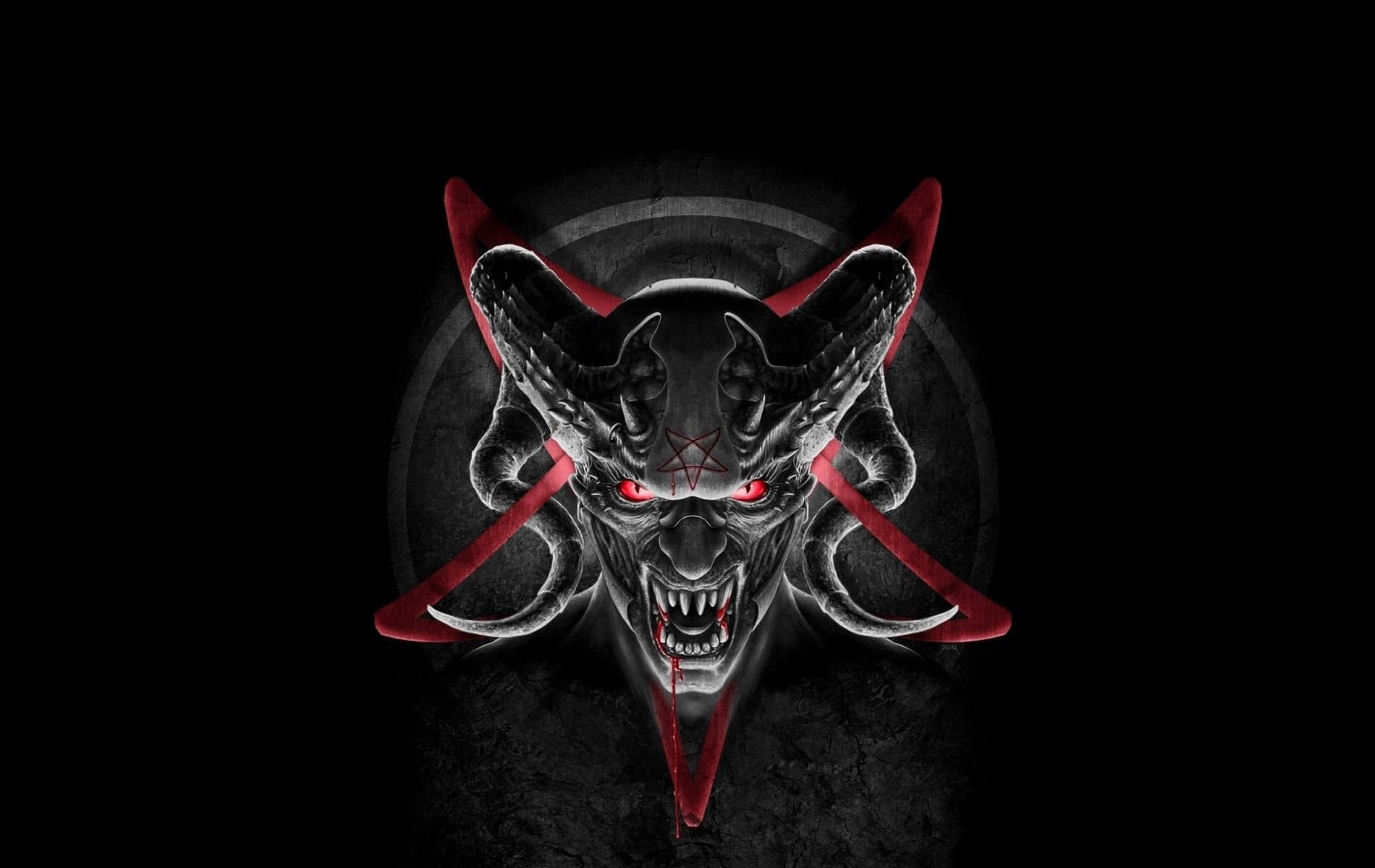 Devil Horns 桌布 壁紙 — 一個帶有發光紅眼和尖銳角的威脅性惡魔面孔從由紅色倒五角星框住的黑暗背景中浮現。