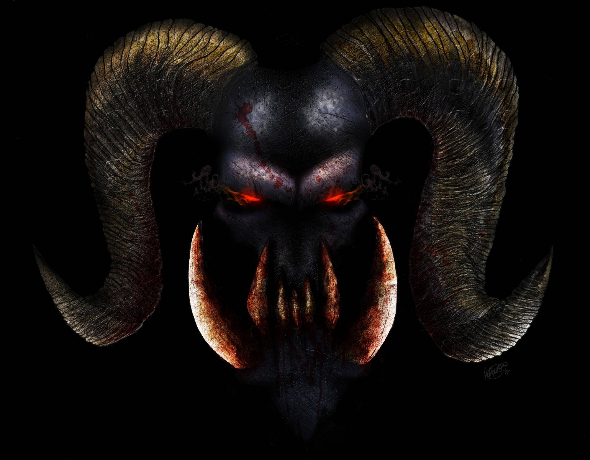 horns 桌布 壁紙 — 一個帶有發光紅眼和巨大彎曲角的威脅性惡魔頭骨，背景為黑色。