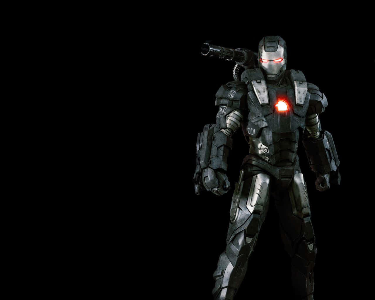 Iron Man Black And White 桌布 壁紙 — 一個帶有發光紅眼和胸部燈光的威脅性裝甲戰士站在黑色背景前。