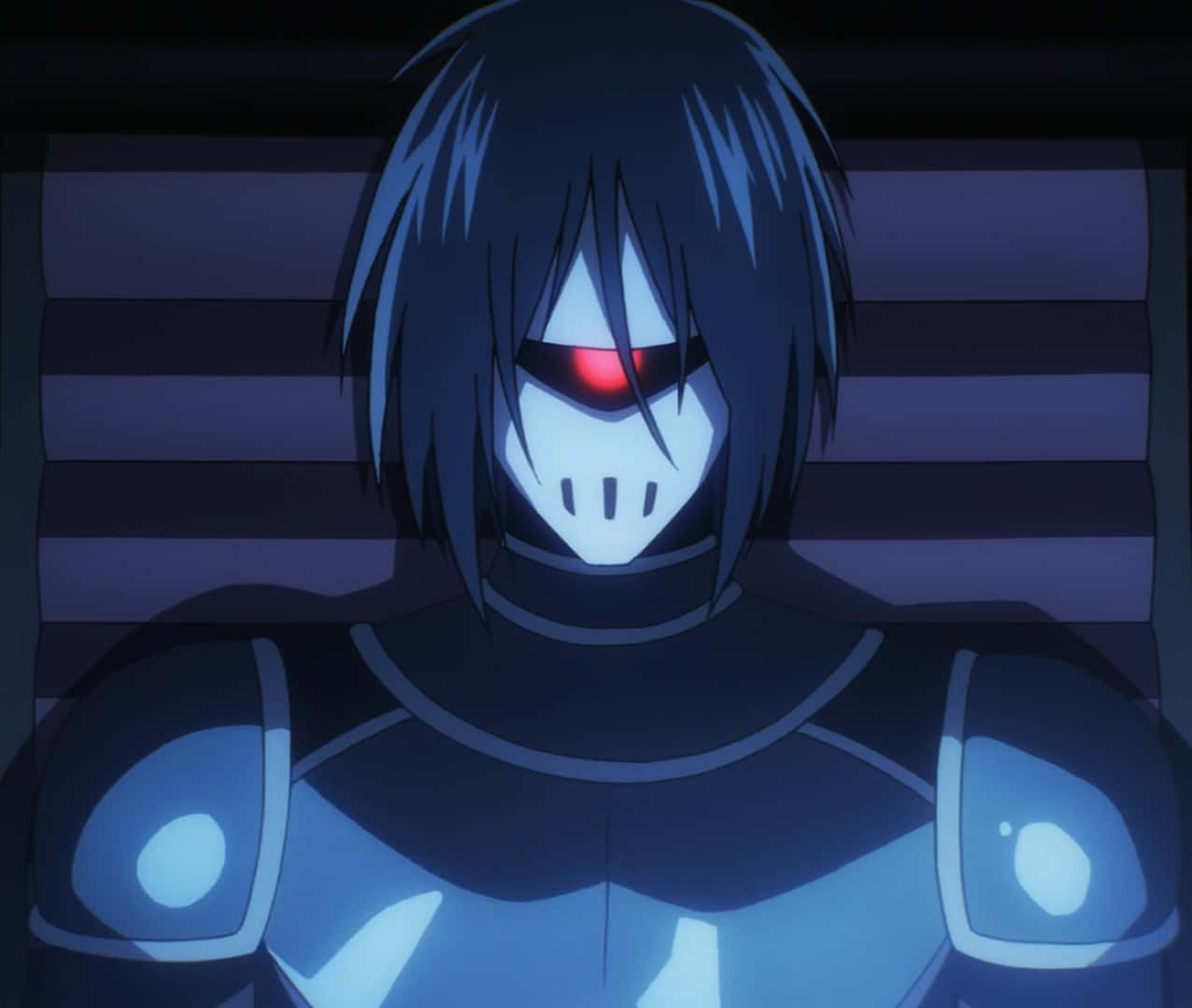Drive Knight 桌布 壁紙 — 一個帶有發光紅眼和骷髏面具的威脅性動漫角色，站在昏暗的藍色光線中，背景是條紋圖案。