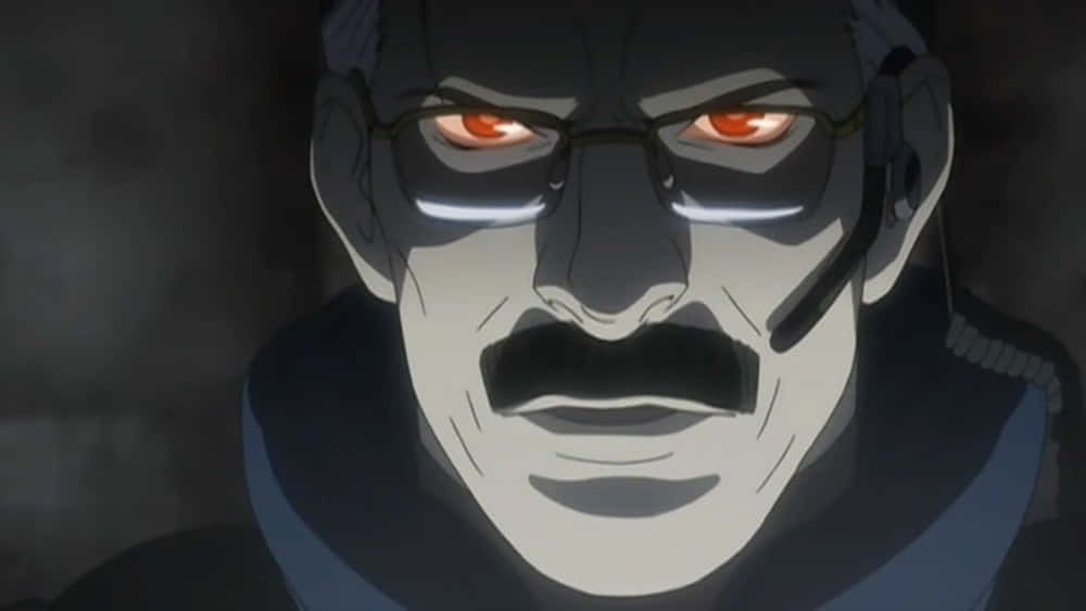 Soichiro Yagami 桌布 壁紙 — 一個帶有發光紅眼和鬍鬚的威脅性動漫男子，透過深色眼鏡強烈凝視。