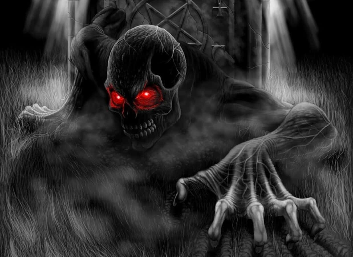 Halloween Skeleton 桌布 壁紙 — 一個帶有發光紅眼的可怕骷髏惡魔從草叢中冒出，在詭異的光束下。