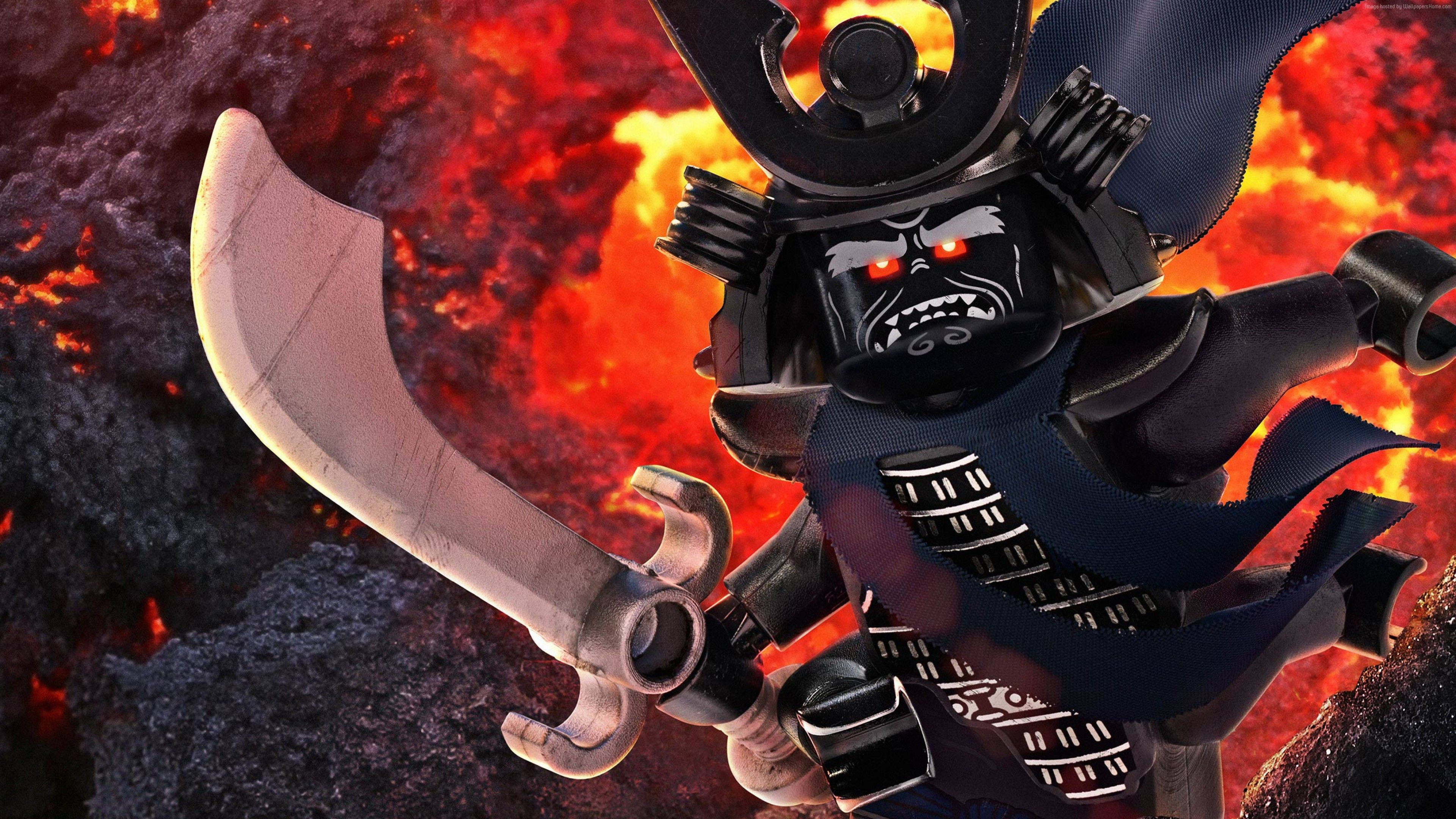 Ninjago 桌布 壁紙 — 一個帶有發光紅眼的威脅性LEGO武士戰士，在熾熱的火山背景下揮舞著彎曲的刀刃。