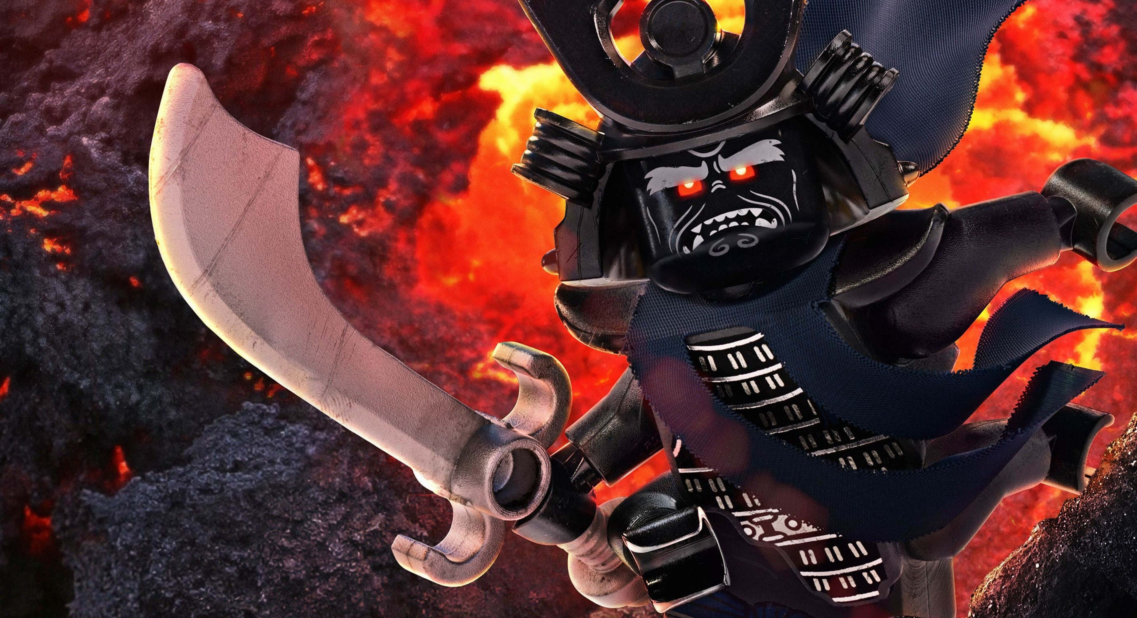 Ninjago 桌布 壁紙 — 一個帶有發光紅眼的威脅性LEGO武士戰士，在噴發的熔岩背景下揮舞著彎曲的刀刃。