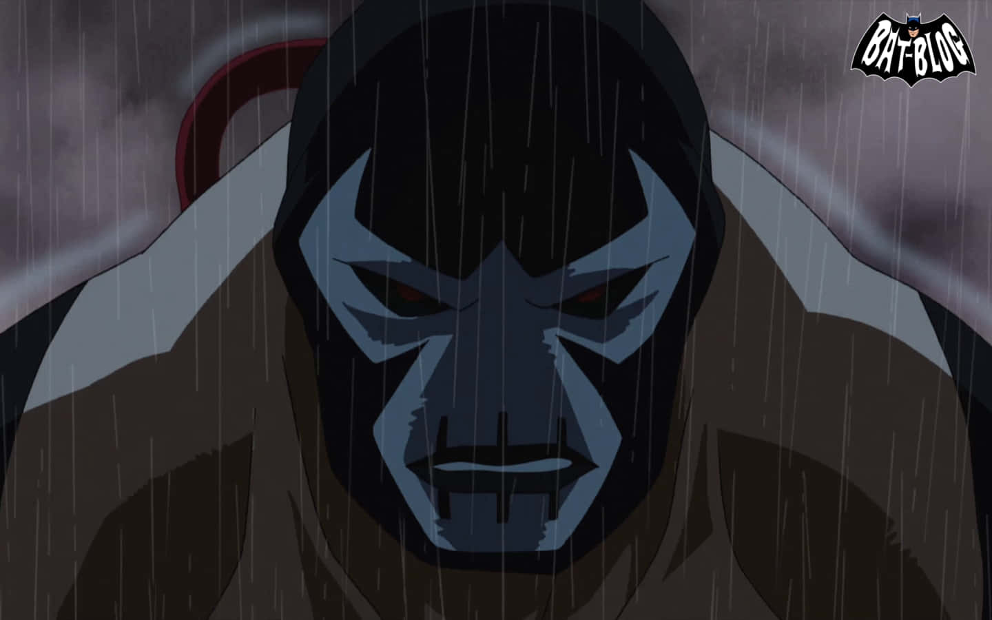Justice League Doom 桌布 壁紙 — 一個帶有發光紅眼的威脅性動畫反派在黑暗暴風雨的天空下，透過傾盆大雨凝視著。