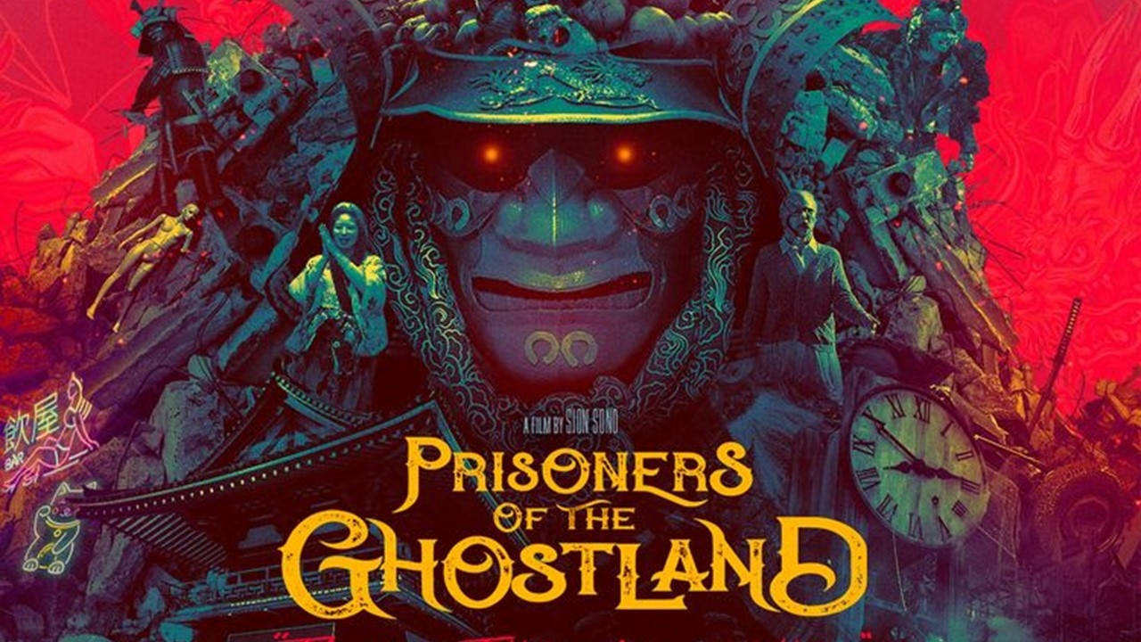 prisoners of the ghostland 桌布 壁紙 — 一個帶有發光紅眼的威脅性武士鬼魂，在一個由破碎時鐘和漂浮人物組成的超現實景觀上，以火紅背景為襯，赫然聳立。