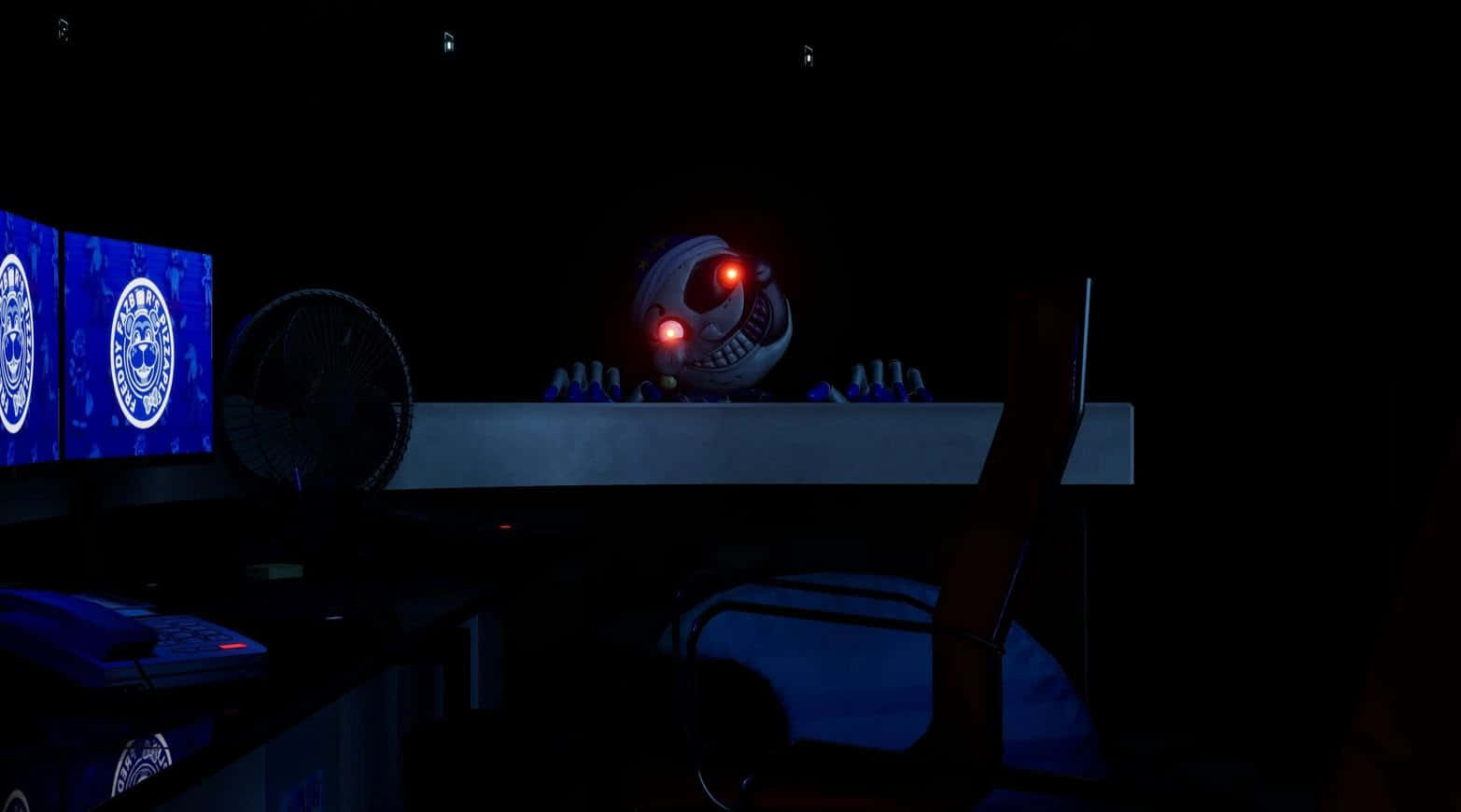 Fnaf Daycare 桌布 壁紙 — 一個帶有發光紅眼的威脅性電子動畫在黑暗房間中從藍色顯示器照亮的桌子上窺視。