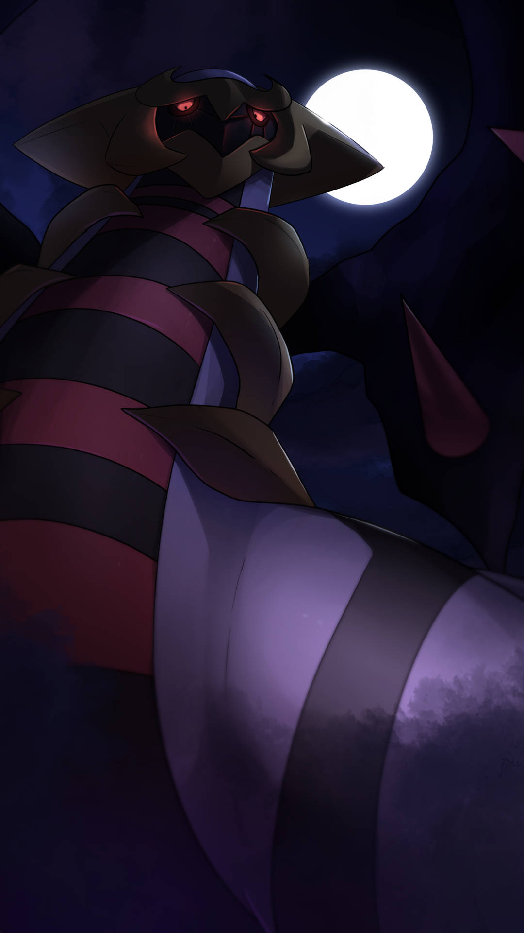 Giratina 桌布 壁紙 — 一個帶有發光紅眼睛和條紋身體的威脅性動漫生物站在黑暗森林中的滿月下。