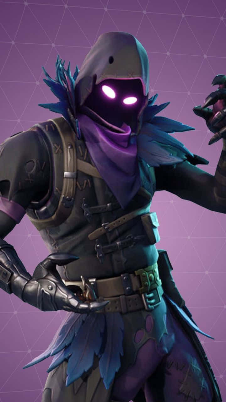 桌布 壁紙 — 一個帶有發光紫色眼睛和羽毛兜帽的威脅性Fortnite角色，站在幾何紫色背景前。