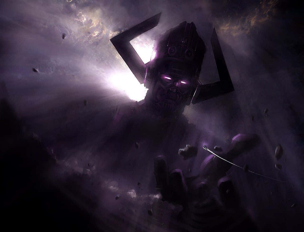 Galactus 桌布 壁紙 — 一個帶有發光紫色眼睛和黑色頭盔的威脅性宇宙實體，從暴風虛空中出現，周圍環繞著漂浮的碎片和光芒。