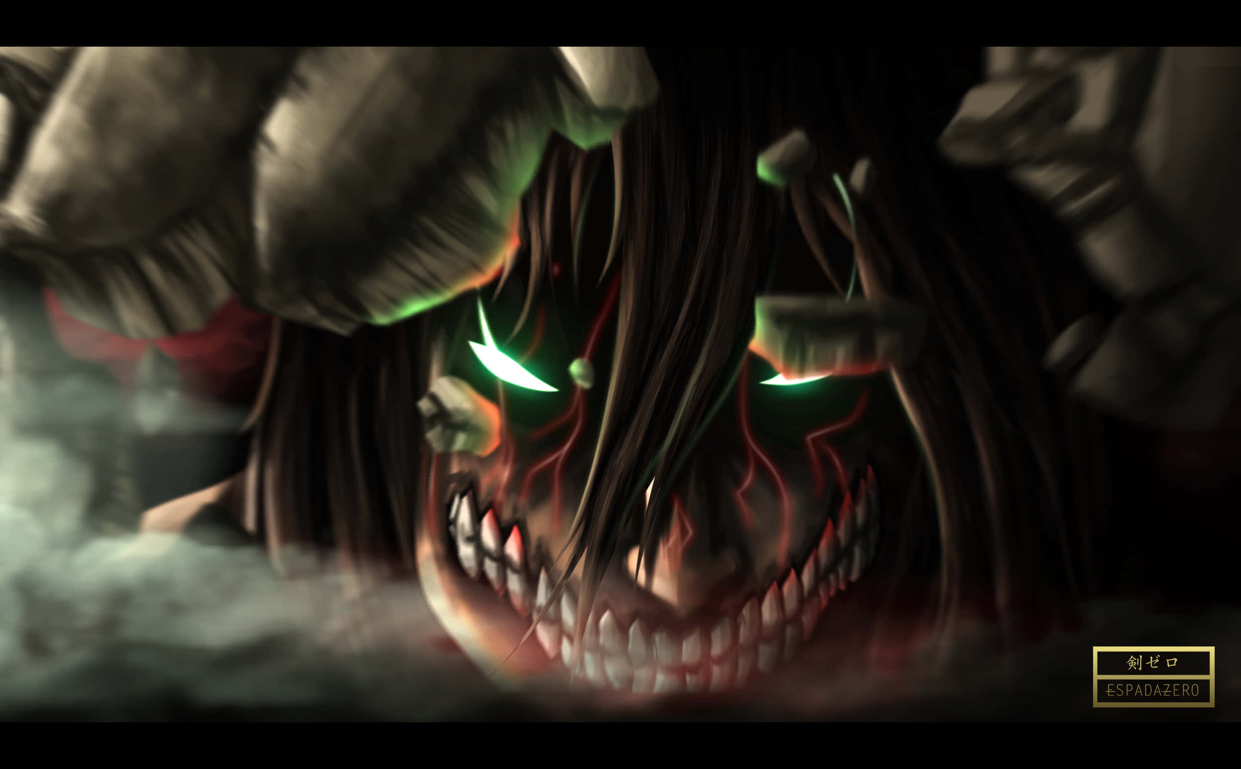 Attack On Titan Titan Eren 桌布 壁紙 — 一個帶有發光綠色眼睛和尖銳牙齒的威脅性動漫巨人，從黑煙中以戲劇性的特寫出現。
