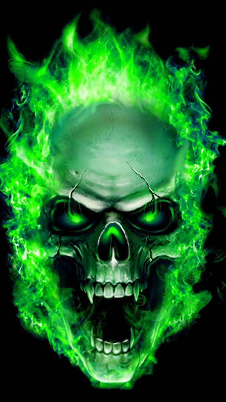 Green Fire Skull 桌布 壁紙 — 一個帶有發光綠色眼睛和從頭部噴出的熾熱綠色火焰的威脅性頭骨，背景為黑色。
