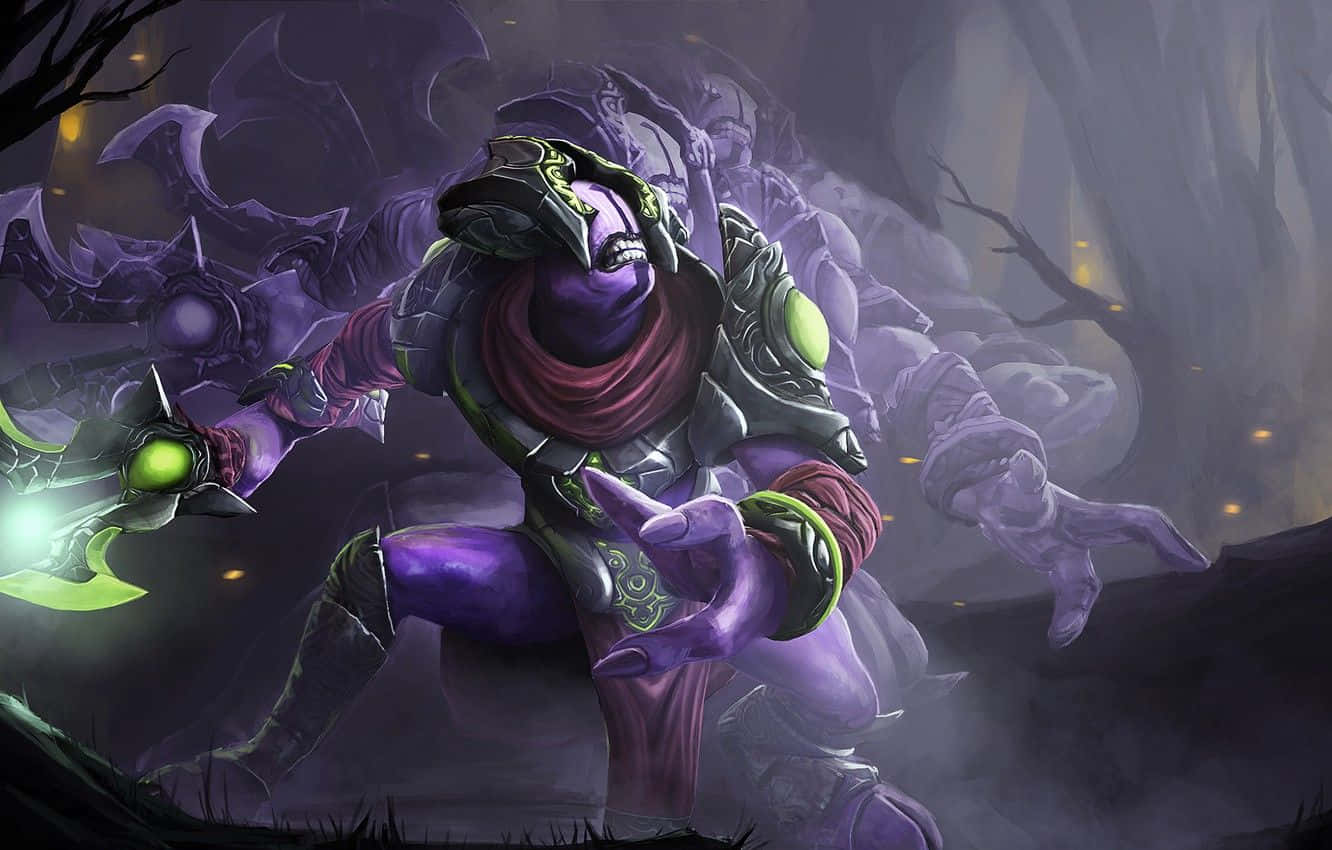 Faceless Void 桌布 壁紙 — 一個帶有發光綠色眼睛和武器的威脅性紫色裝甲戰士在黑暗詭異的森林中向前猛衝。
