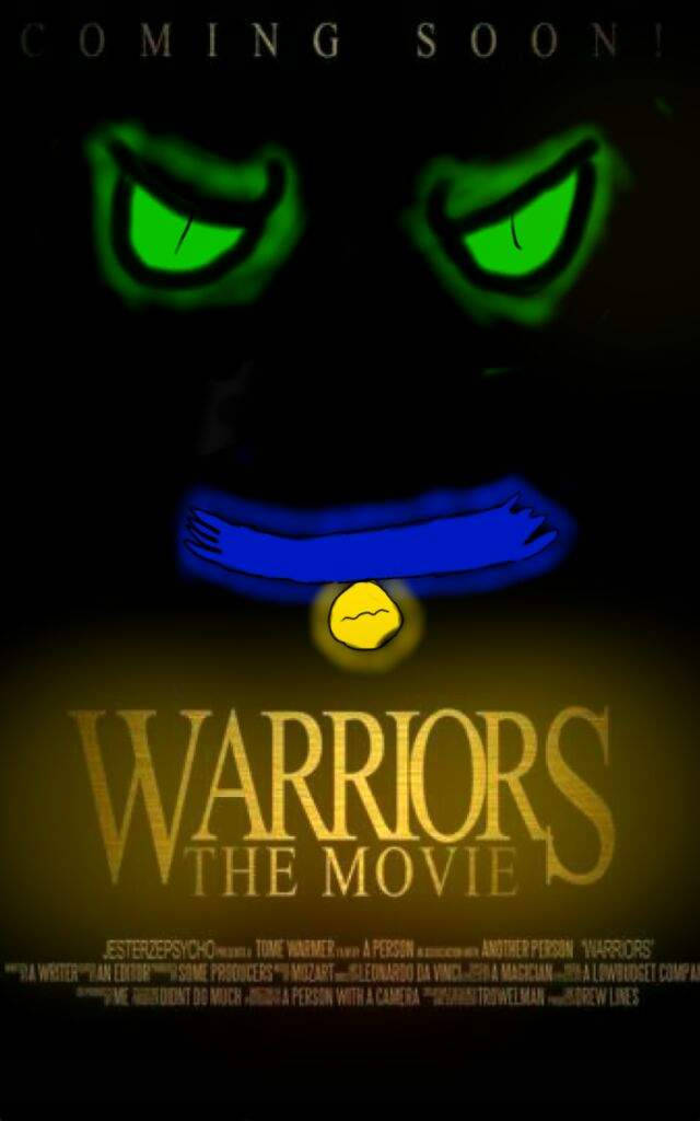 Warrior Cats 桌布 壁紙 — 一個帶有發光綠色眼睛和藍色嘴巴的威脅面孔，在標題 Warriors The Movie 上方拿著一枚黃色硬幣。