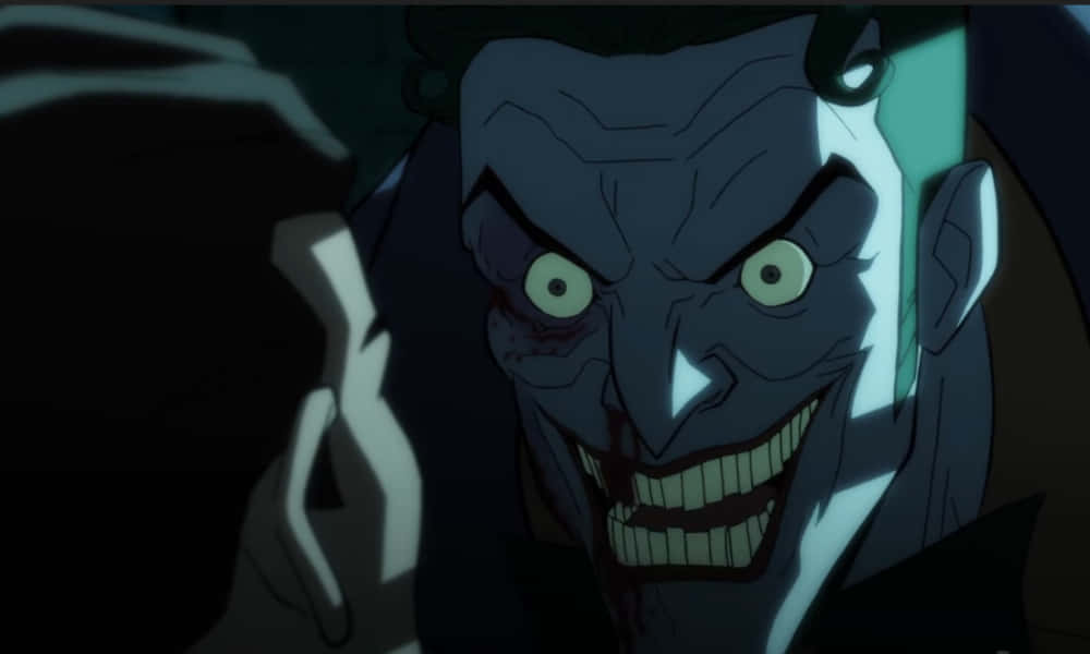Batman The Long Halloween 桌布 壁紙 — 一個帶有發光綠色眼睛和血淋淋笑容的威脅性動畫小丑，在陰暗的燈光下。