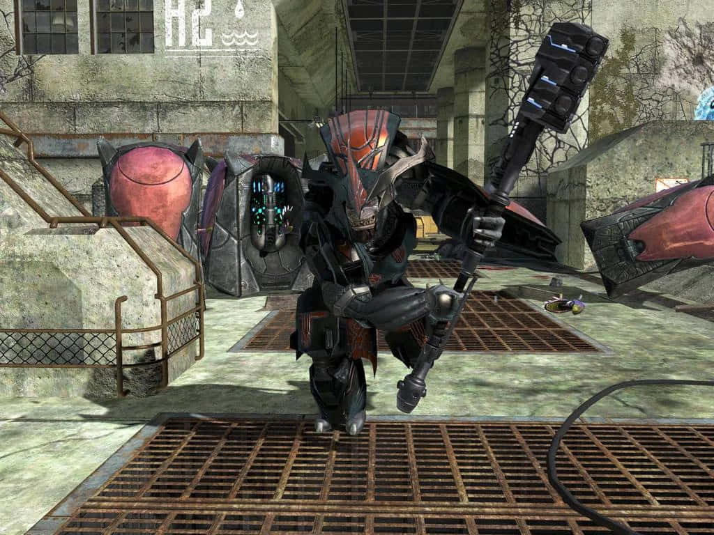 Halo Brutes 桌布 壁紙 — 一個帶有發光藍眼睛和重型武器的威脅性裝甲戰士站在一個有生鏽格柵和破碎混凝土的腐朽工業設施中。