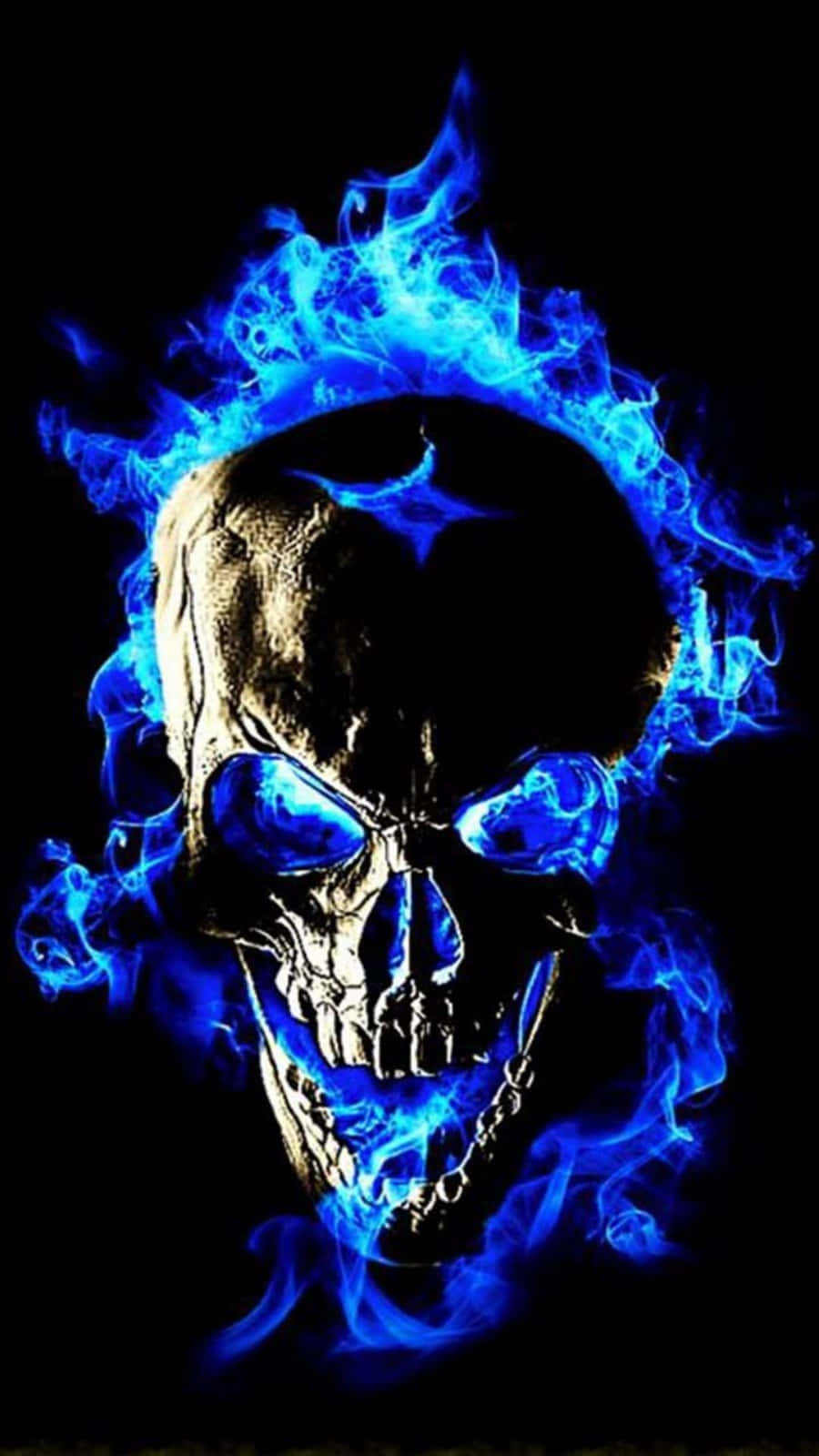 Cool Skull 桌布 壁紙 — 一個帶有發光藍色眼睛和從頭部噴出的電藍色火焰的威脅性頭骨，背景為漆黑一片。