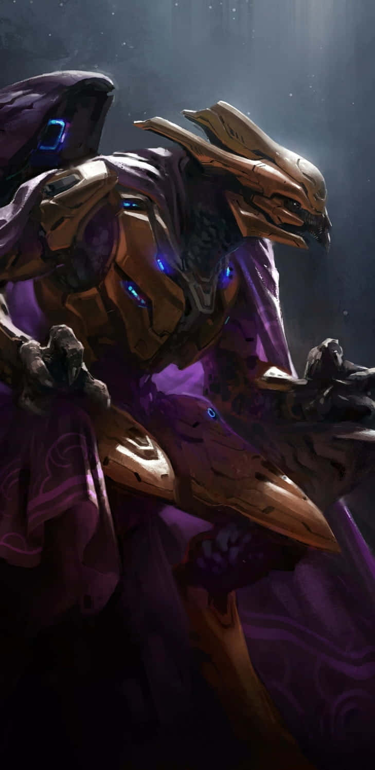 Halo Covenant 桌布 壁紙 — 一個帶有發光藍色眼睛和紫色長袍的威脅性裝甲外星戰士，在黑暗且充滿氣氛的環境中若隱若現。