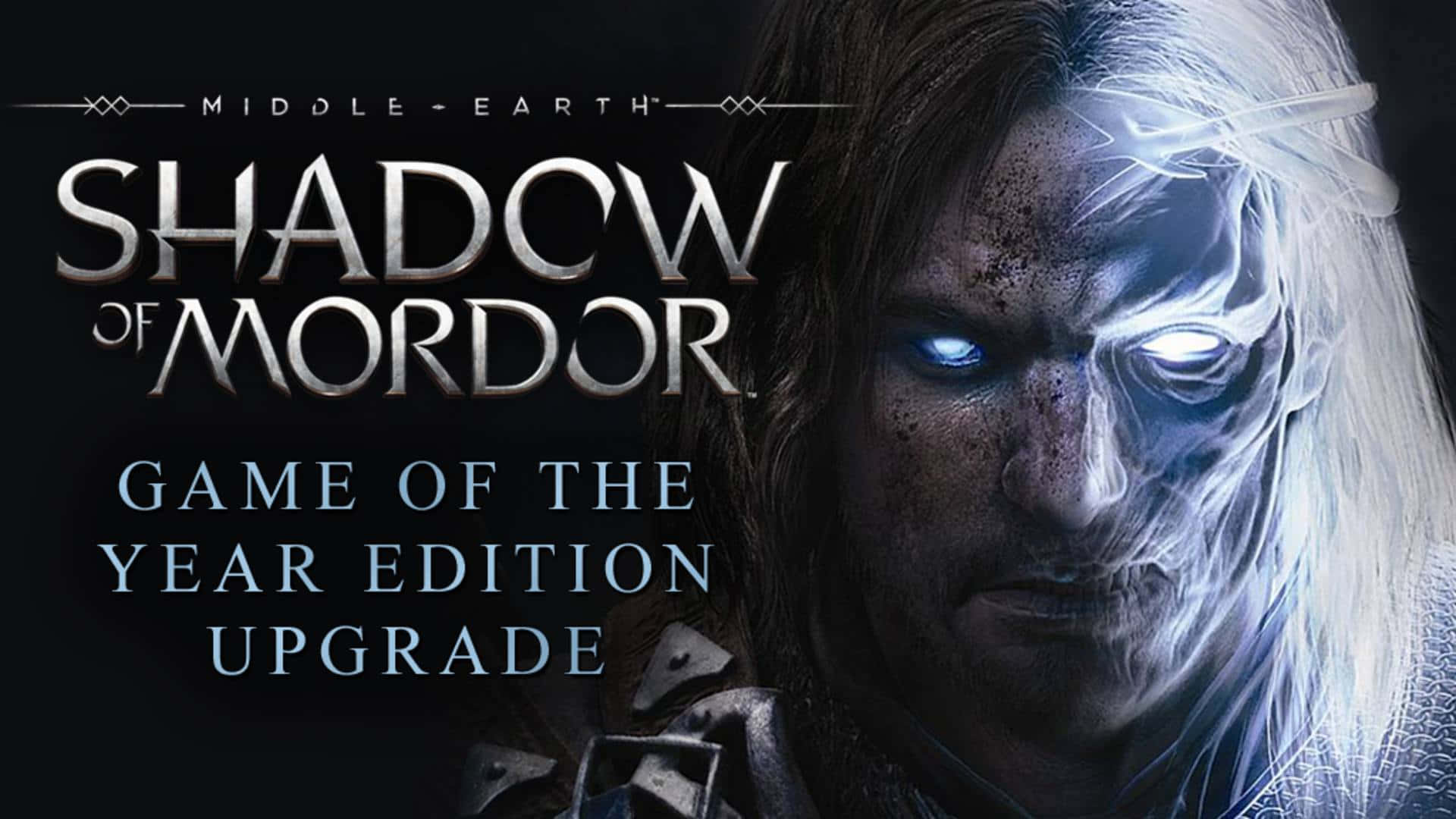 1920x1080 Shadow Of Mordor 桌布 壁紙 — 一個帶有發光藍色眼睛和結霜面孔的威脅性精靈，在帶有遊戲標題文字的黑暗背景下強烈凝視。