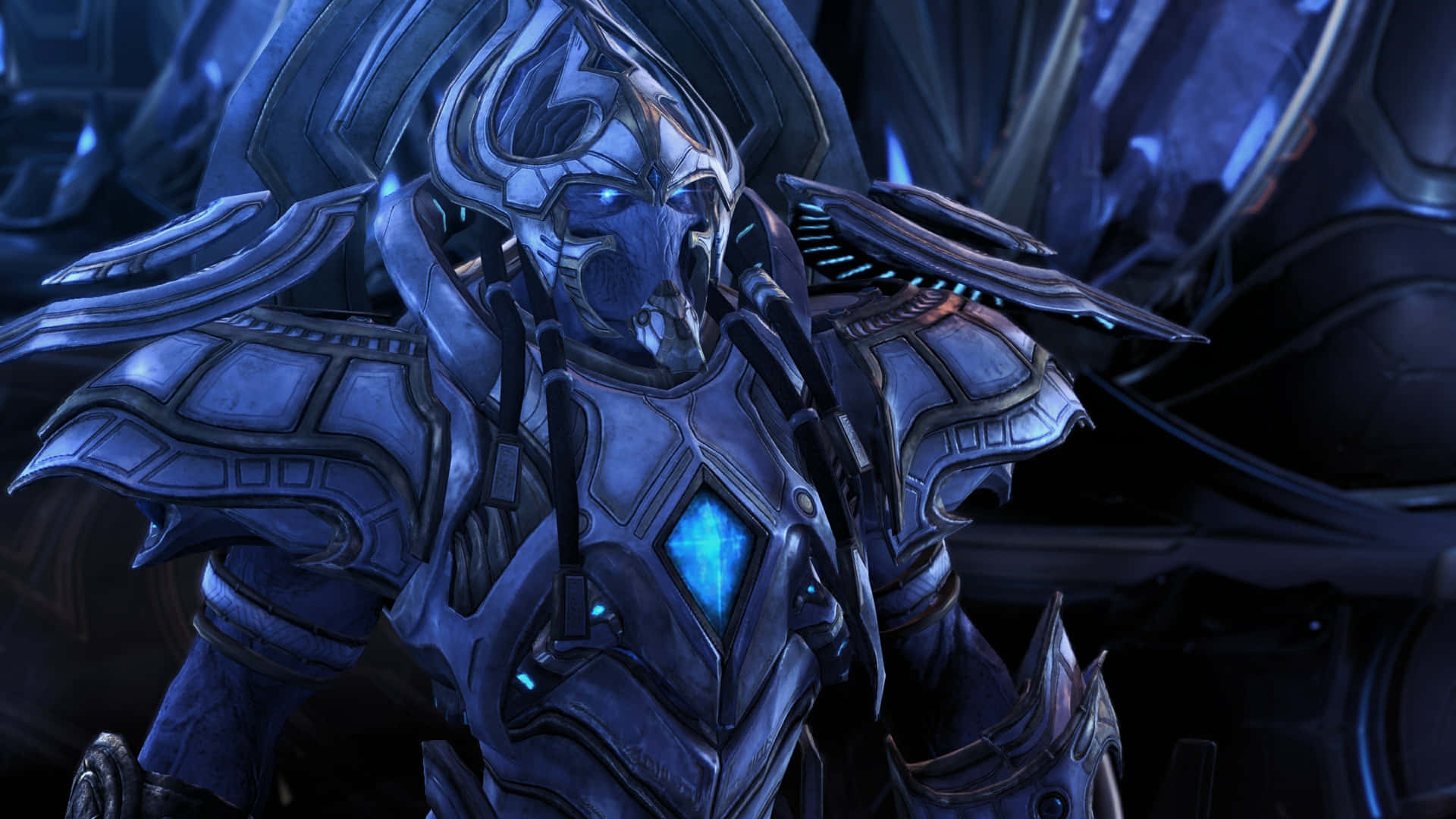 Starcraft Characters 桌布 壁紙 — 一個帶有發光藍色眼睛和胸甲的威脅性裝甲外星戰士站在黑暗的未來場景中。