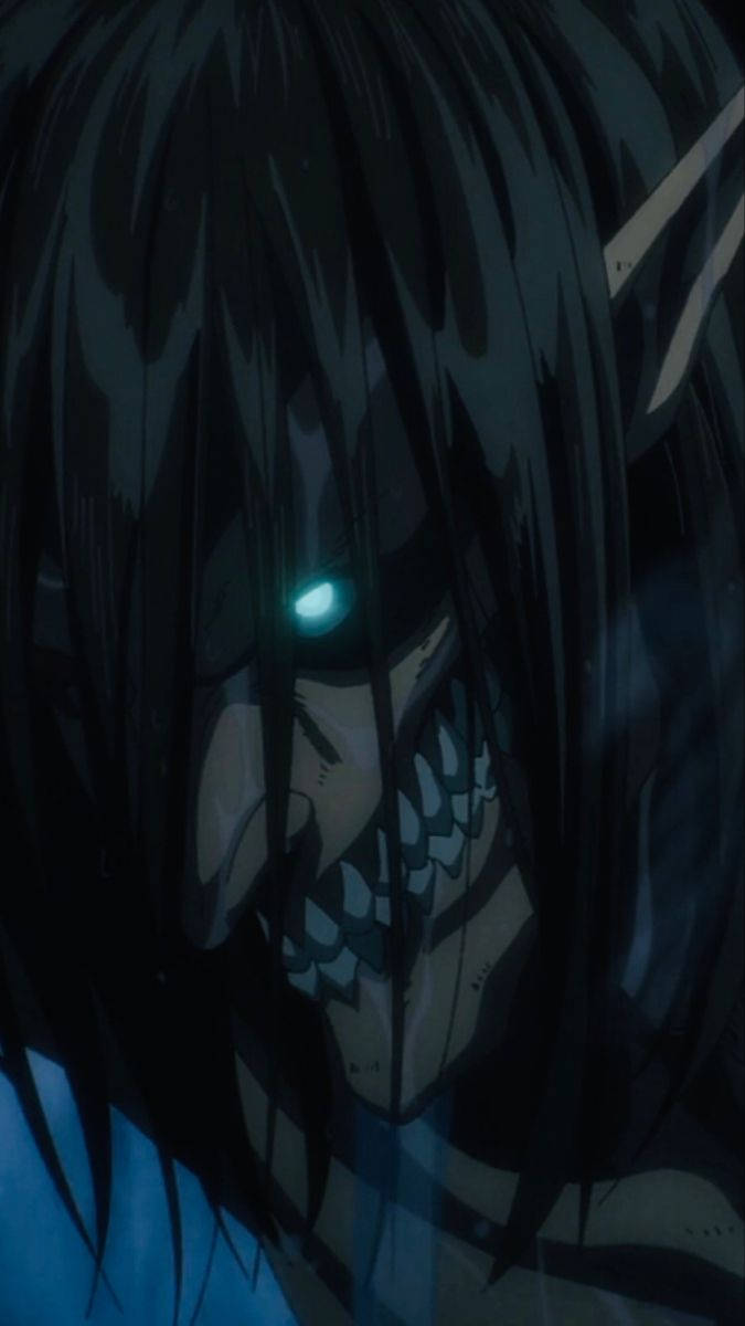 Attack On Titan Titan Eren 桌布 壁紙 — 一個帶有發光藍色眼睛和鋒利牙齒的威脅性動漫巨人潛伏在陰暗的黑暗中。