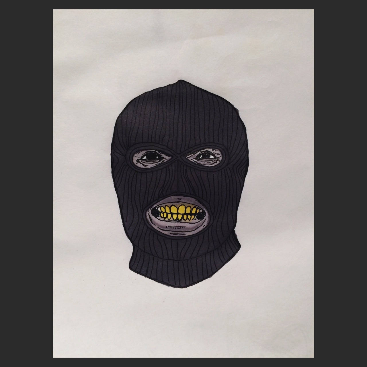 Mask Boy 桌布 壁紙 — 一個帶有發光黃色牙齒和銳利眼睛的威脅性黑色巴拉克拉法帽，在純米白色背景上直視前方。