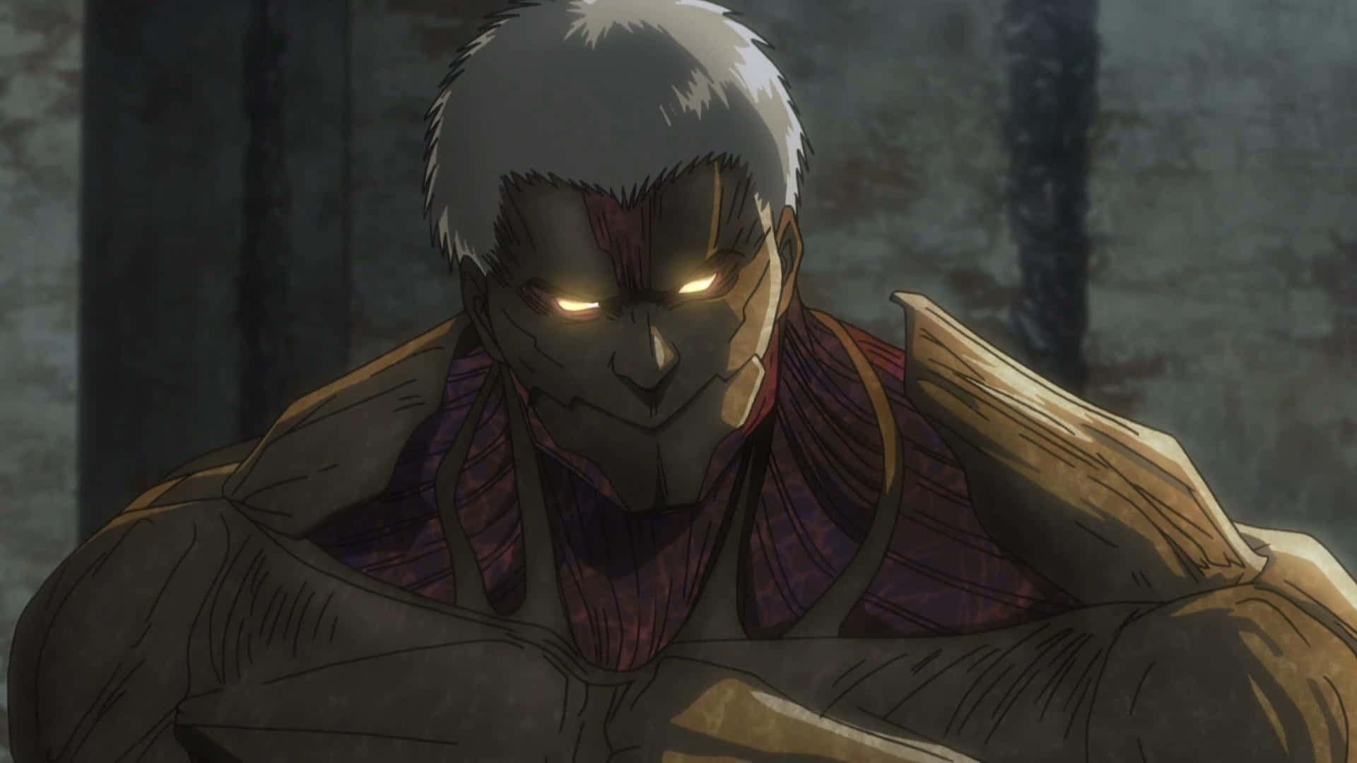 Armored Titan 桌布 壁紙 — 一個帶有發光黃色眼睛和白色頭髮的威脅性動漫巨人，在昏暗的石頭走廊中若隱若現。