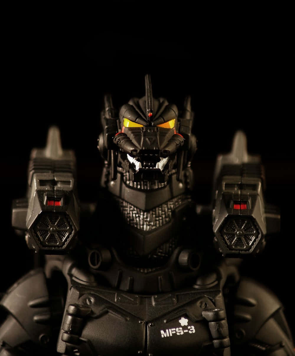 mechagodzilla 桌布 壁紙 — 一個帶有發光黃色眼睛和紅色點綴的威脅性黑色機甲人物站在黑暗背景前。