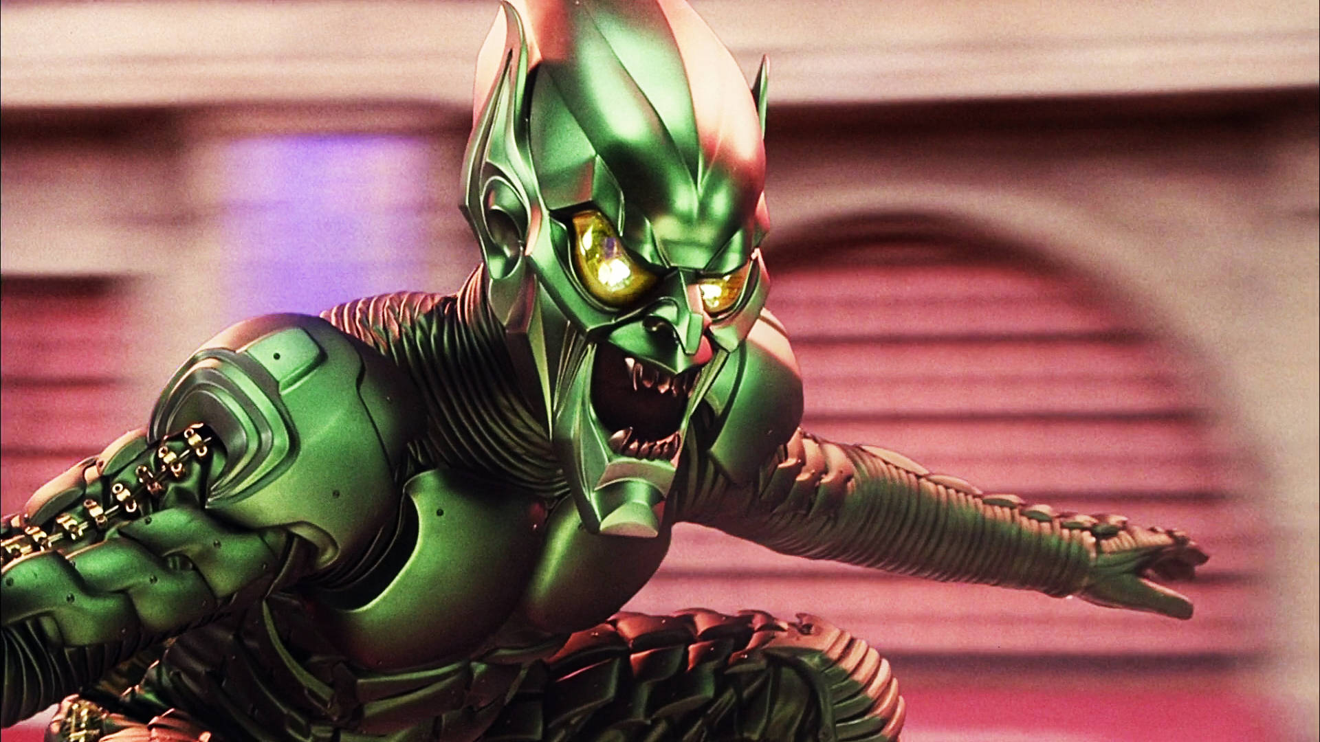 Green Goblin 桌布 壁紙 — 一個帶有發光黃色眼睛的綠色裝甲外星人，以動態動作姿勢向前猛撲。
