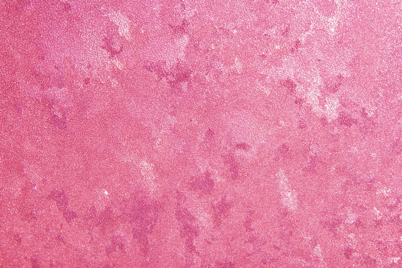 Pink Texture 桌布 壁紙 — 一個帶有白色和深粉紅色斑點的紋理粉紅色表面特寫，形成柔和的抽象圖案。