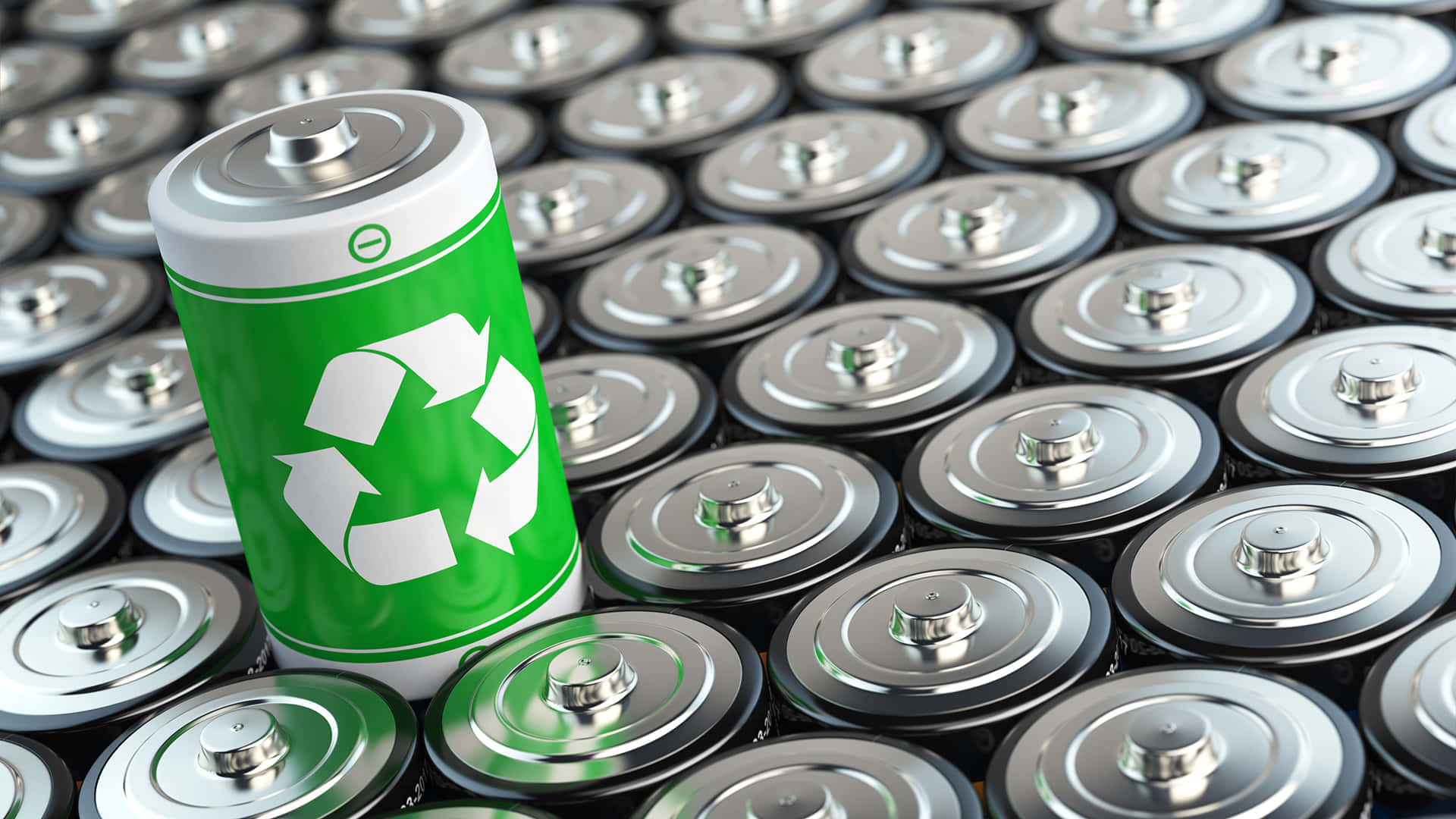 battery 桌布 壁紙 — 一個帶有白色回收標誌的綠色電池在眾多銀色圓柱形電池中脫穎而出。