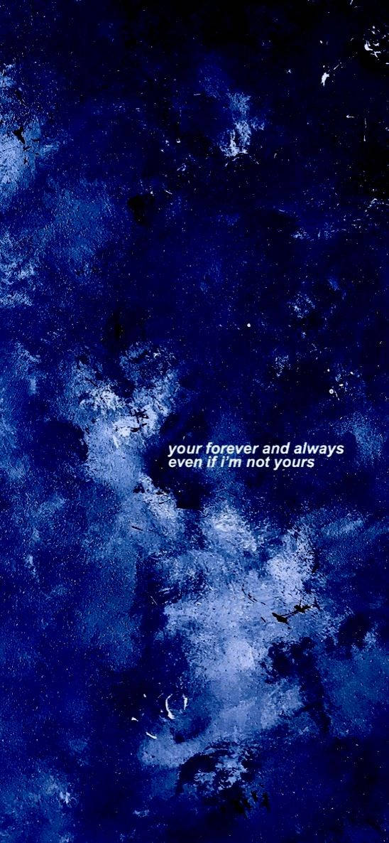 dark blue aesthetic tumblr 桌布 壁紙 — 一個帶有白色文字「你的永遠和永遠，即使我不是你的」的陰鬱抽象藍色紋理背景。
