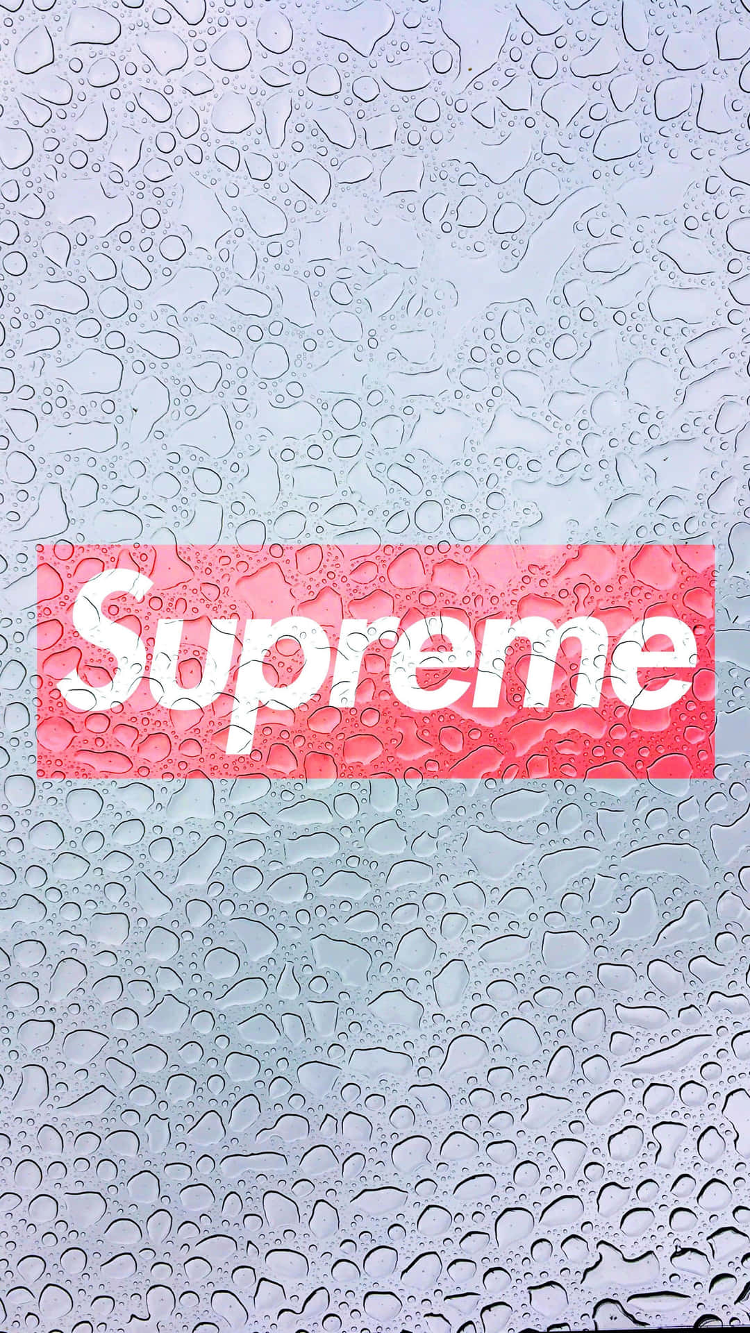 supreme aesthetic 桌布 壁紙 — 一個帶有白色文字的紅色Supreme標誌居中放置在覆蓋著水滴的玻璃表面上，背景為淺藍色漸變。