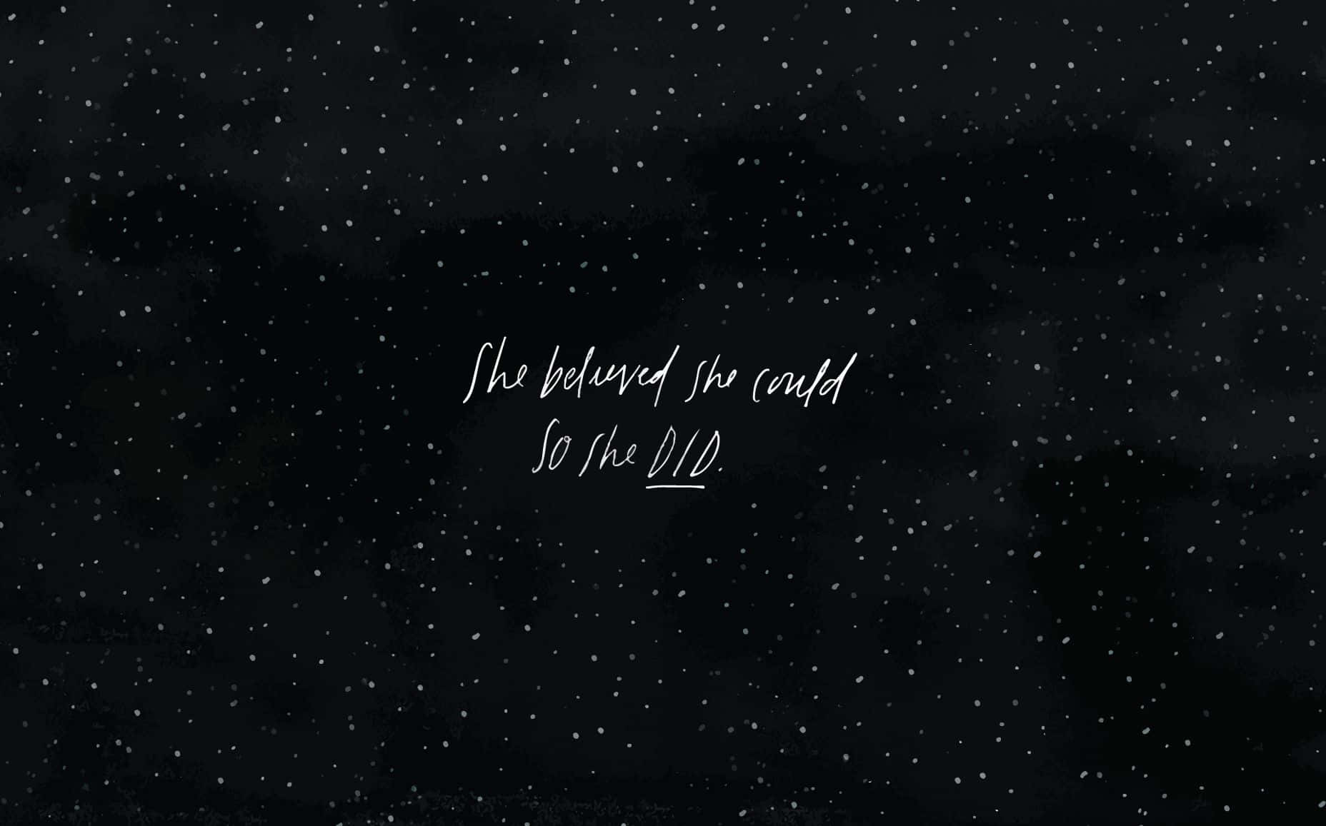 Aesthetic Quotes Desktop 桌布 壁紙 — 一個帶有白色斑點的深色紋理背景，上面有手寫短語「She believed she could so she did.」