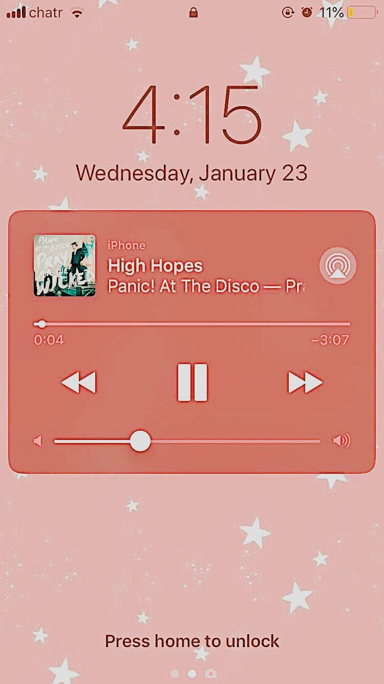 鎖屏 桌布 壁紙 — 一個帶有白色星星的粉紅色桌布顯示了在iPhone鎖定螢幕上播放Panic! At The Disco的High Hopes的音樂播放器介面。