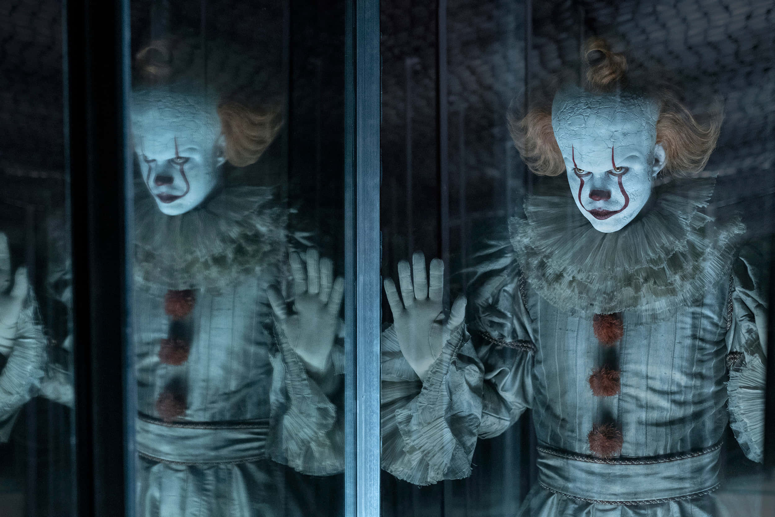 Creepy Clown 桌布 壁紙 — 一個帶有白色臉孔、紅色嘴唇和橙色頭髮的威脅性小丑，在昏暗的房間裡將手壓在玻璃窗上。