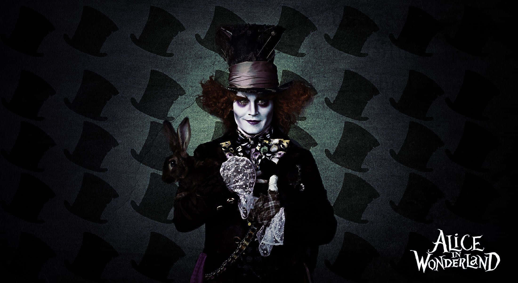 Alice Wonderland Aesthetic 桌布 壁紙 — 一個帶有白色臉部彩繪和紅髮的威脅性瘋帽匠，在重複的高頂帽剪影背景前抱著一隻兔子。