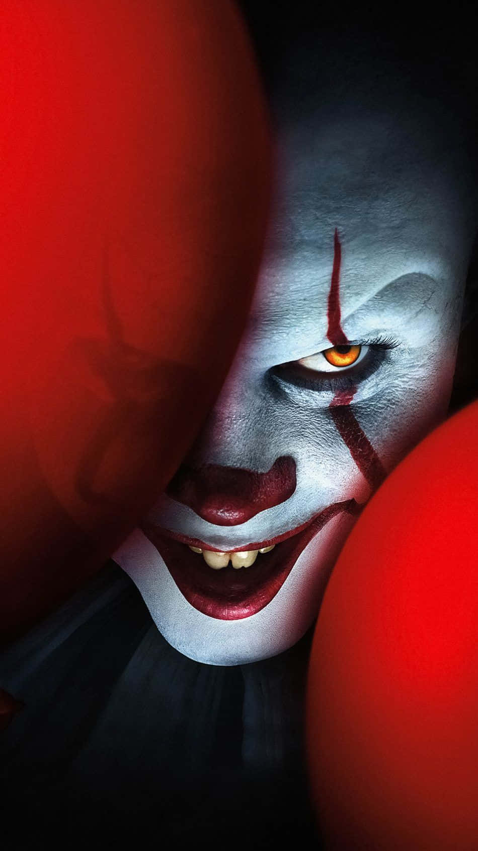 It 2017 桌布 壁紙 — 一個帶有白色臉龐、紅色嘴唇和一隻發光的橙色眼睛的可怕小丑，在黑暗中透過紅色氣球窺視。