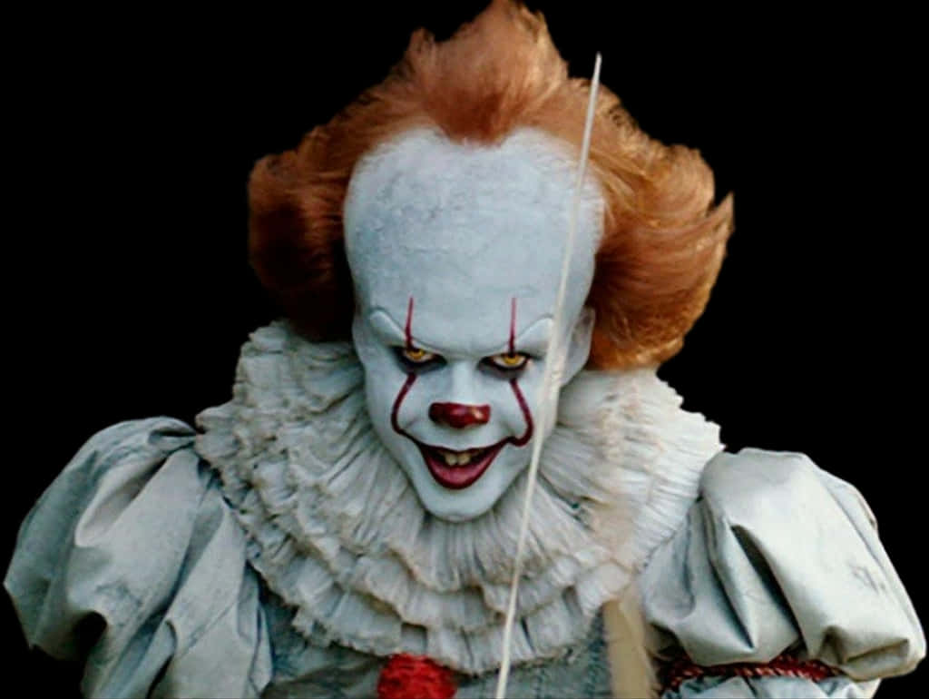 Clown Images With . 桌布 壁紙 — 一個帶有白色臉龐、紅色嘴唇和橙色頭髮的威脅性小丑，在黑色背景前拿著一把刀。
