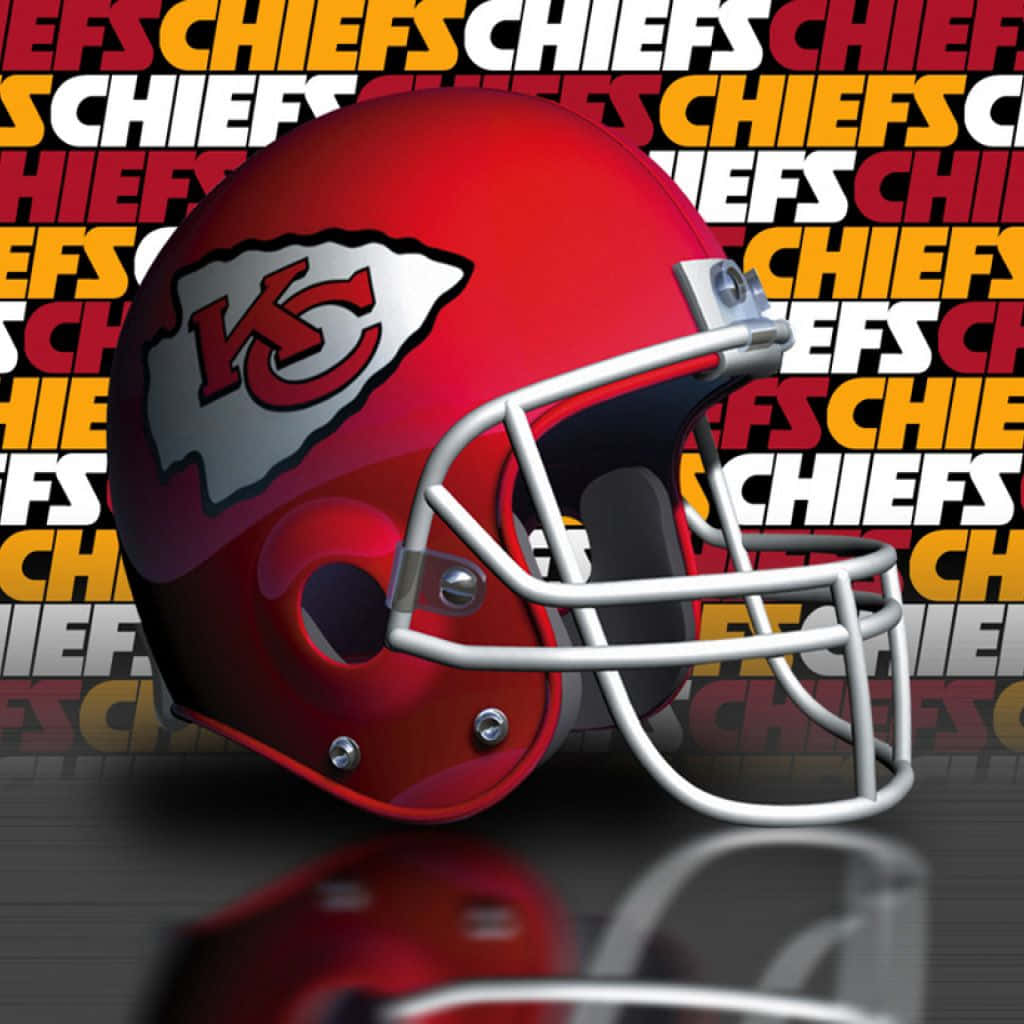 Kansas City Chiefs 桌布 壁紙 — 一個帶有白色面罩的光澤紅色堪薩斯城酋長隊美式足球頭盔放置在反光表面上，背景是重複的「CHIEFS」文字。