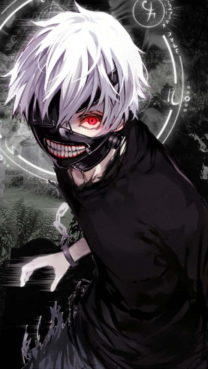 Ken Kaneki 桌布 壁紙 — 一個帶有白髮和黑色面具的威脅性動漫角色，露出紅色眼睛和尖銳牙齒，站在黑暗神秘的背景前。