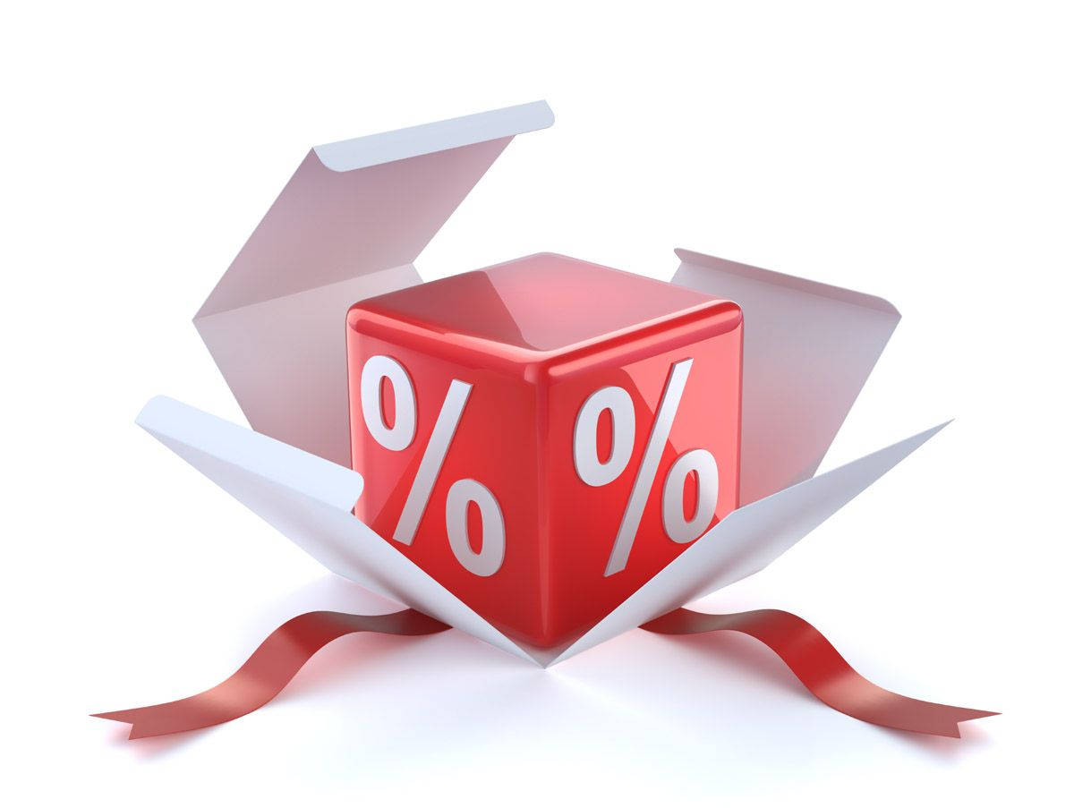 Sales 桌布 壁紙 — 一個帶有百分比符號的光澤紅色立方體從一個打開的白色禮物盒中出現，盒子上繫著紅色絲帶。