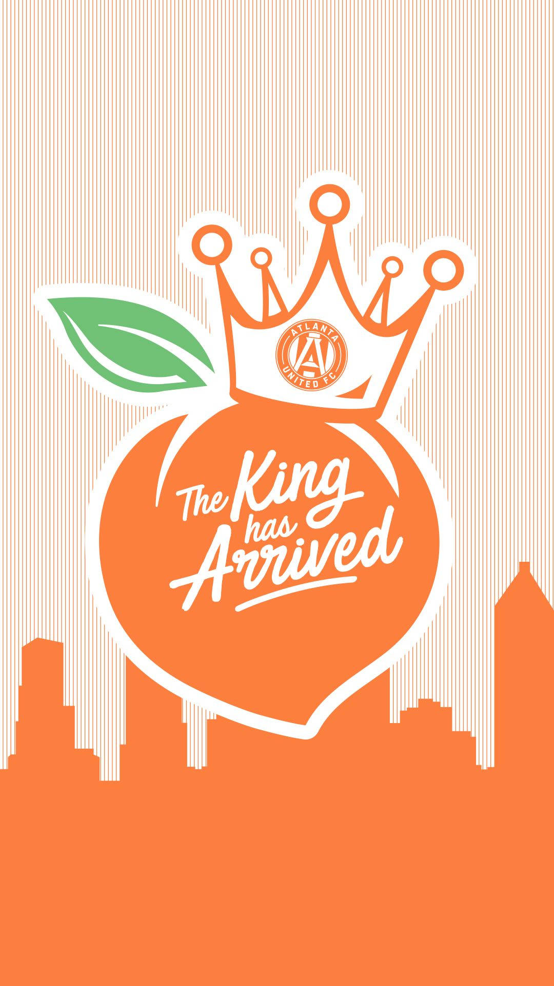 king iPhone 桌布 壁紙 — 一個帶有皇冠和葉子的風格化橙子，在條紋背景和城市天際線剪影上宣告『國王駕到』。