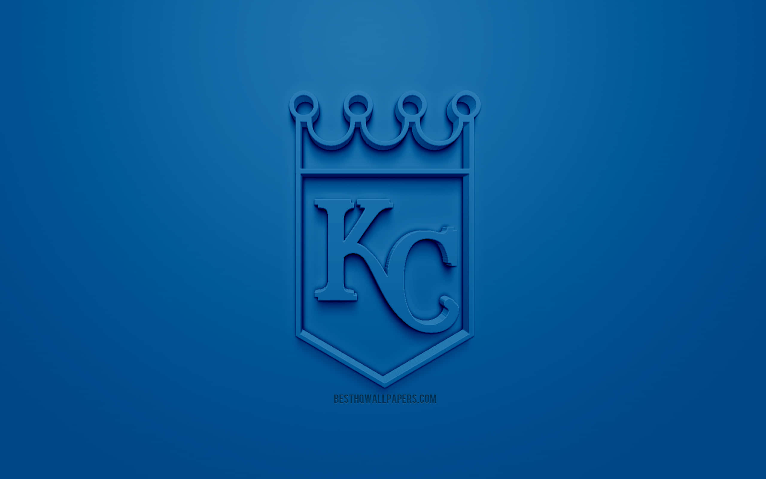 Kc Royals 桌布 壁紙 — 一個帶有皇冠的簡約藍色KC標誌居中放置在漸變藍色背景上。