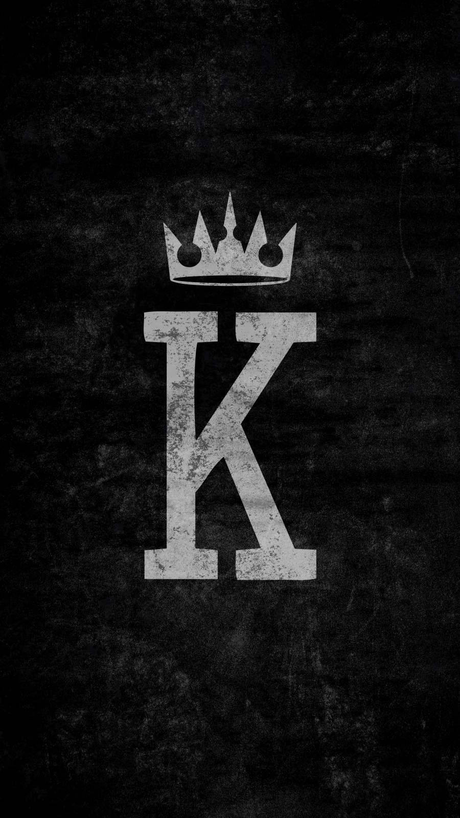 Black King 桌布 壁紙 — 一個帶有皇冠的粗體白色字母K，居中放置在帶紋理的深灰色背景上。