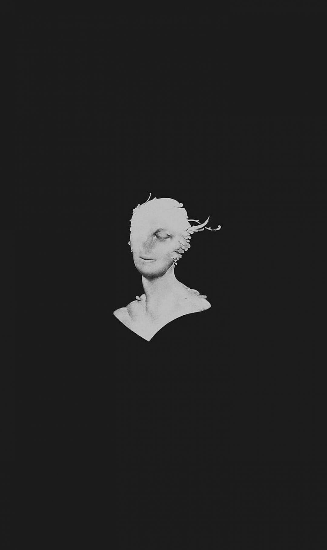 Greek Aesthetic 桌布 壁紙 — 一個帶有破碎頭髮的白色古典半身像在深邃的黑色虛空中漂浮，喚起詭異的靜止。