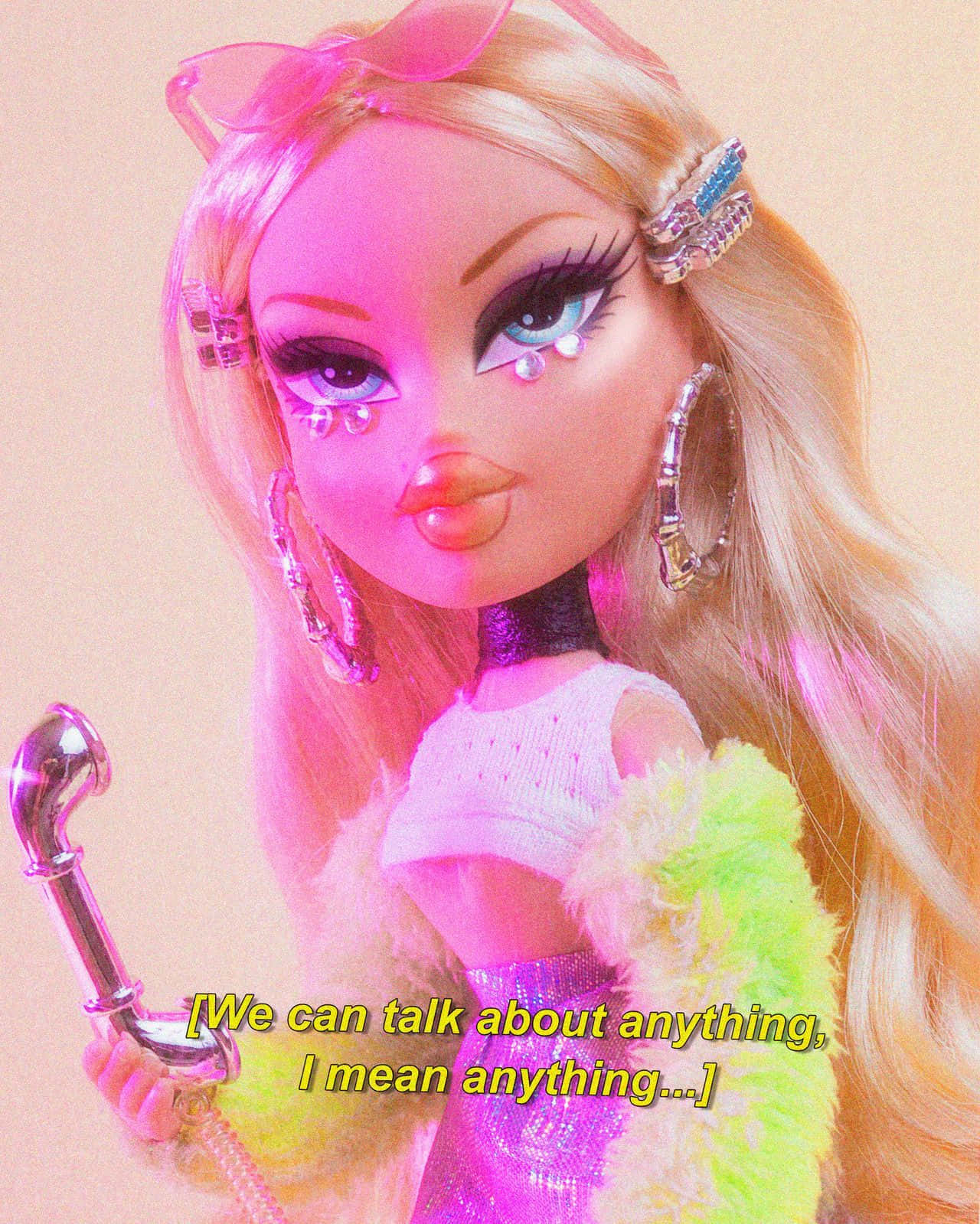 Bratz 桌布 壁紙 — 一個帶有粉紅色皮膚和閃亮配飾的娃娃在霓虹粉紅燈光下拿著復古電話。