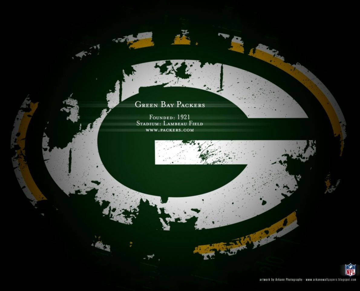Packers 桌布 壁紙 — 一個帶有粗糙紋理的綠灣包裝工隊標誌，以鮮明的綠色、白色和金色呈現，背景為黑色。