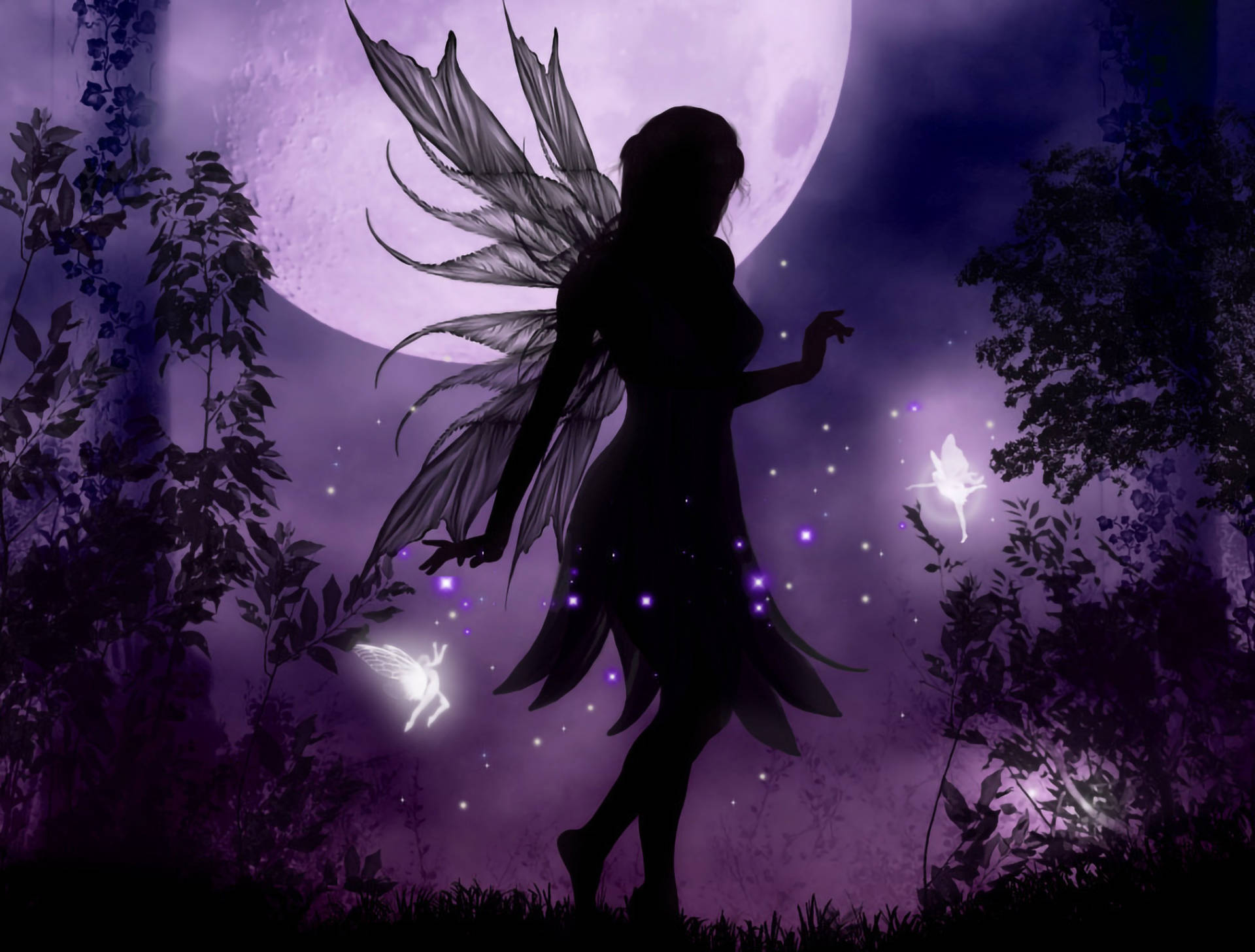Fairy Grunge 桌布 壁紙 — 一個帶有精緻翅膀的仙女剪影，在發光的滿月下走過神秘的紫色森林。