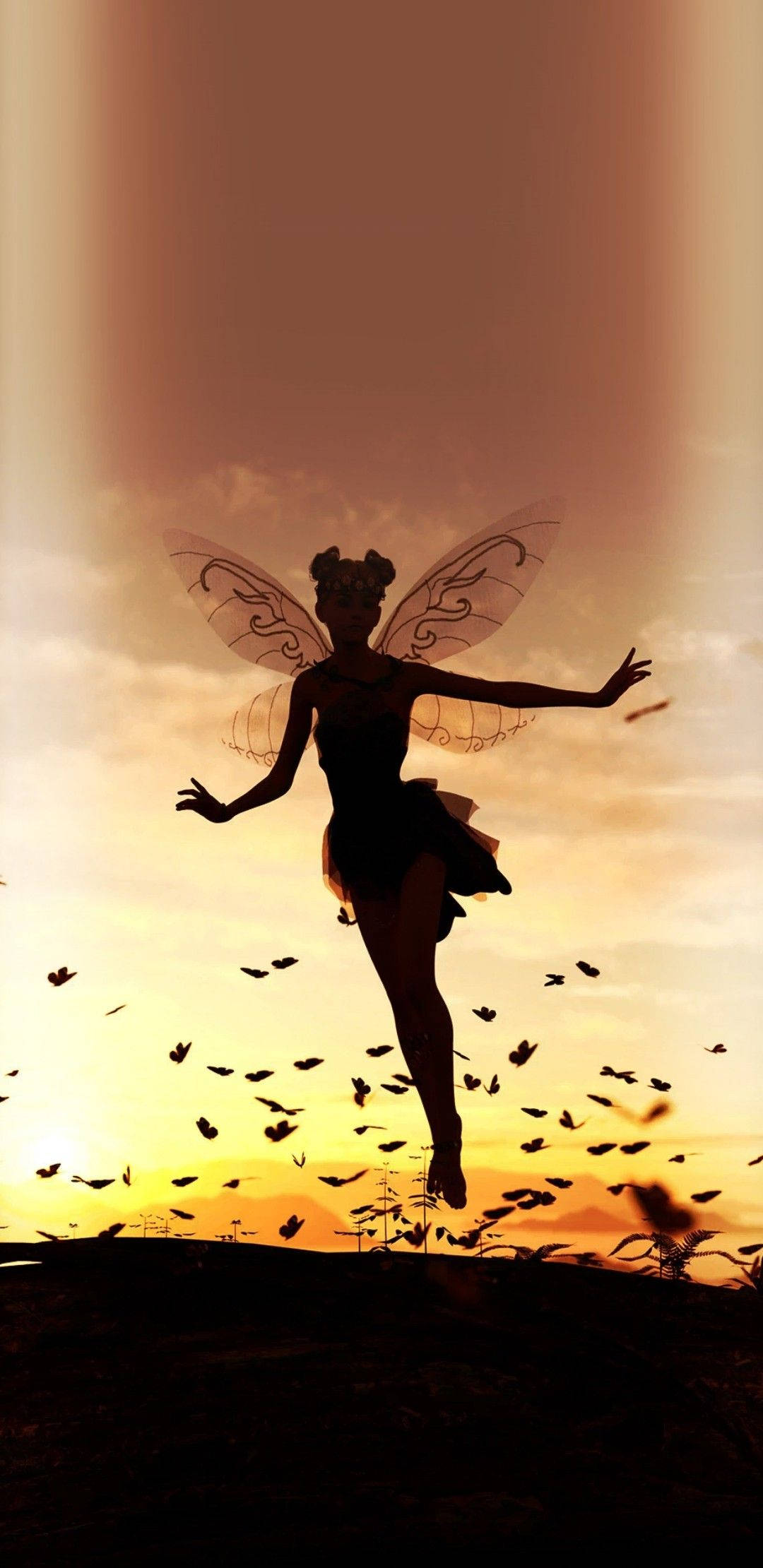 Fairy Grunge 桌布 壁紙 — 一個帶有精緻翅膀的仙女剪影在溫暖的日落天空下優雅地跳躍，鳥兒在她周圍散開。